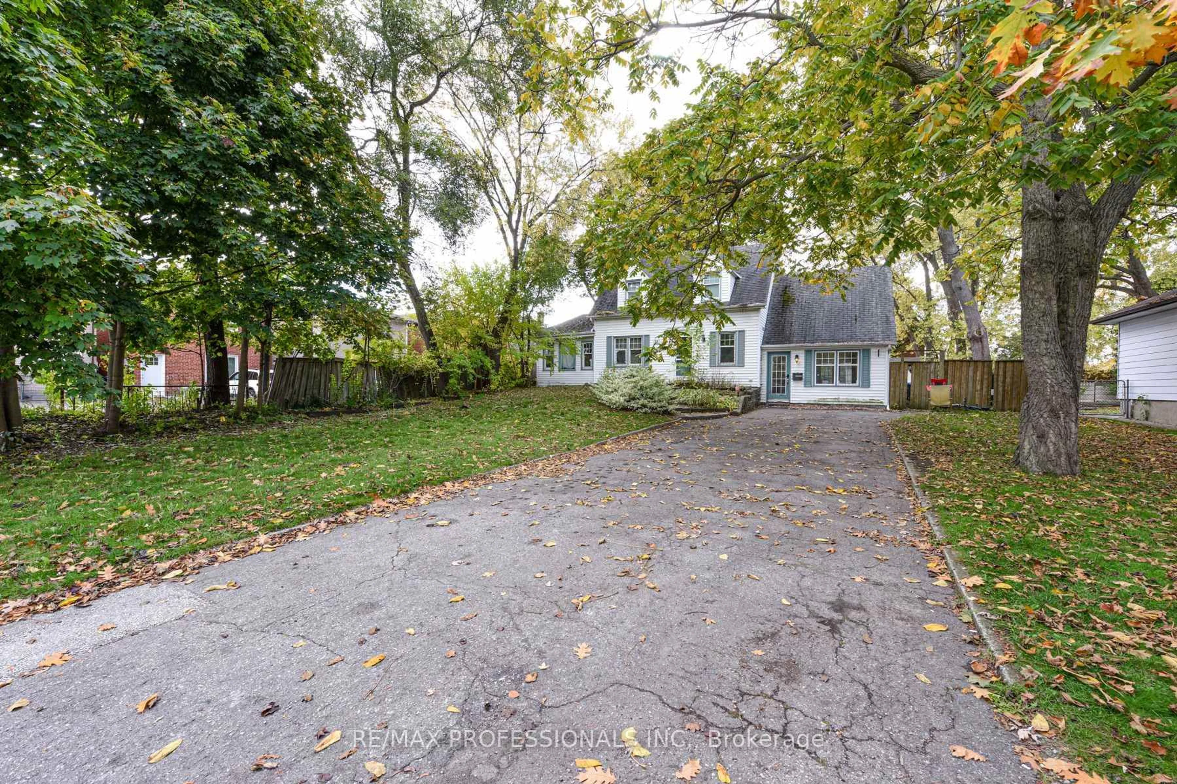 A pic from outside/outdoor area/front of a property/back of a property/a pic from drone, street for 10 Broadview Ave, Mississauga Ontario L5H 2S9