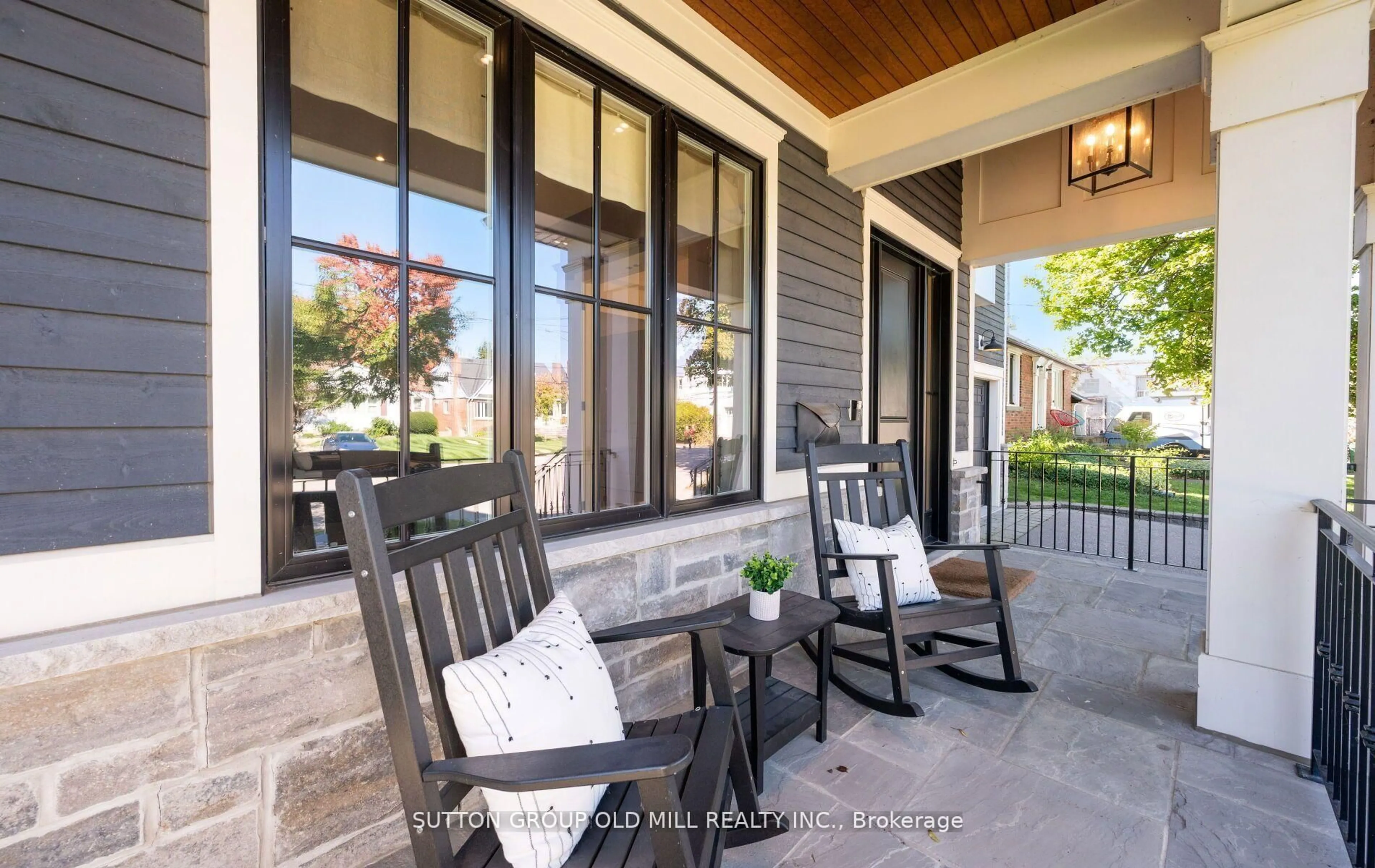 Patio, street for 8 Cumberland Dr, Mississauga Ontario L5G 3M6