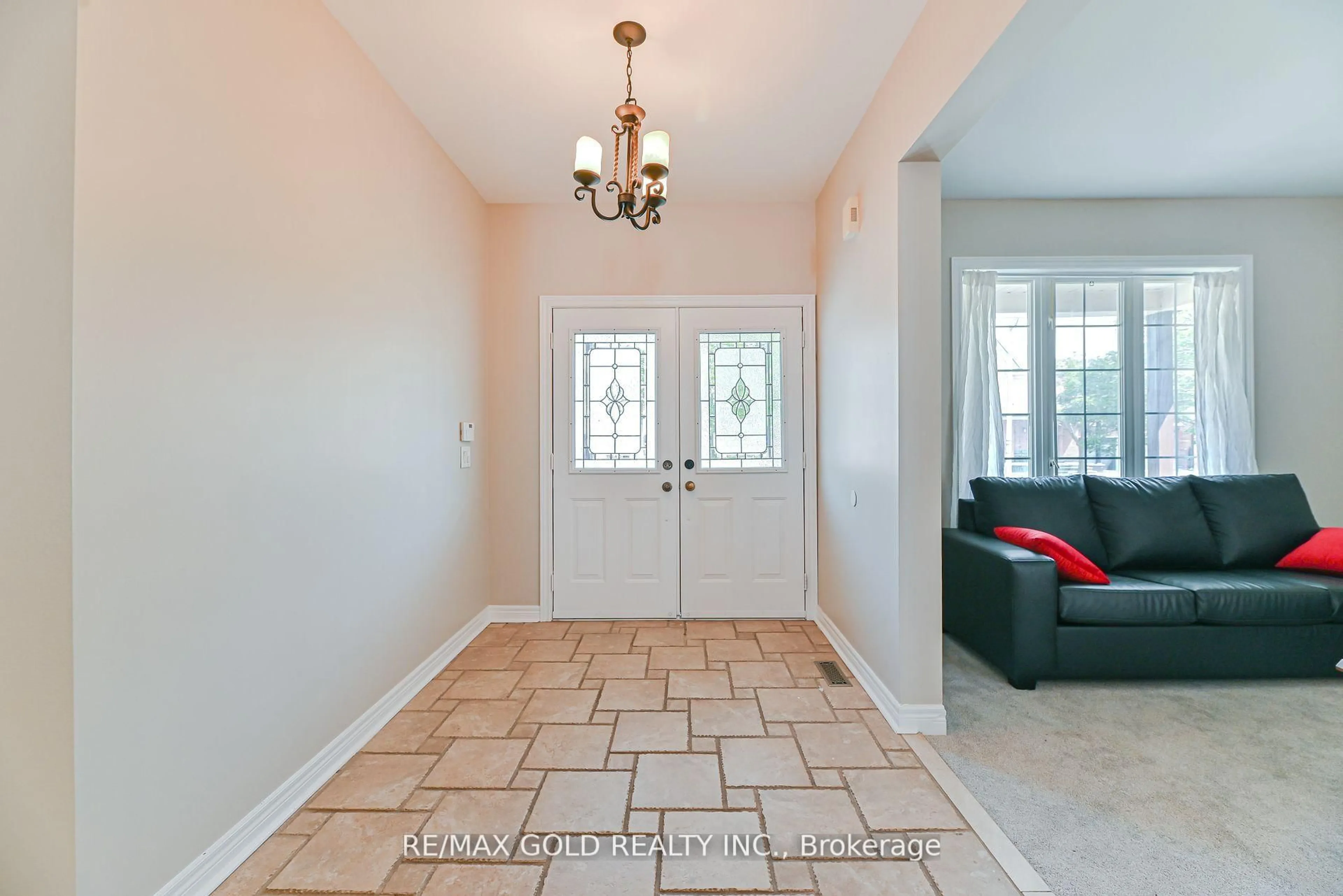 Indoor entryway for 45 Treeline Blvd, Brampton Ontario L6P 1E4