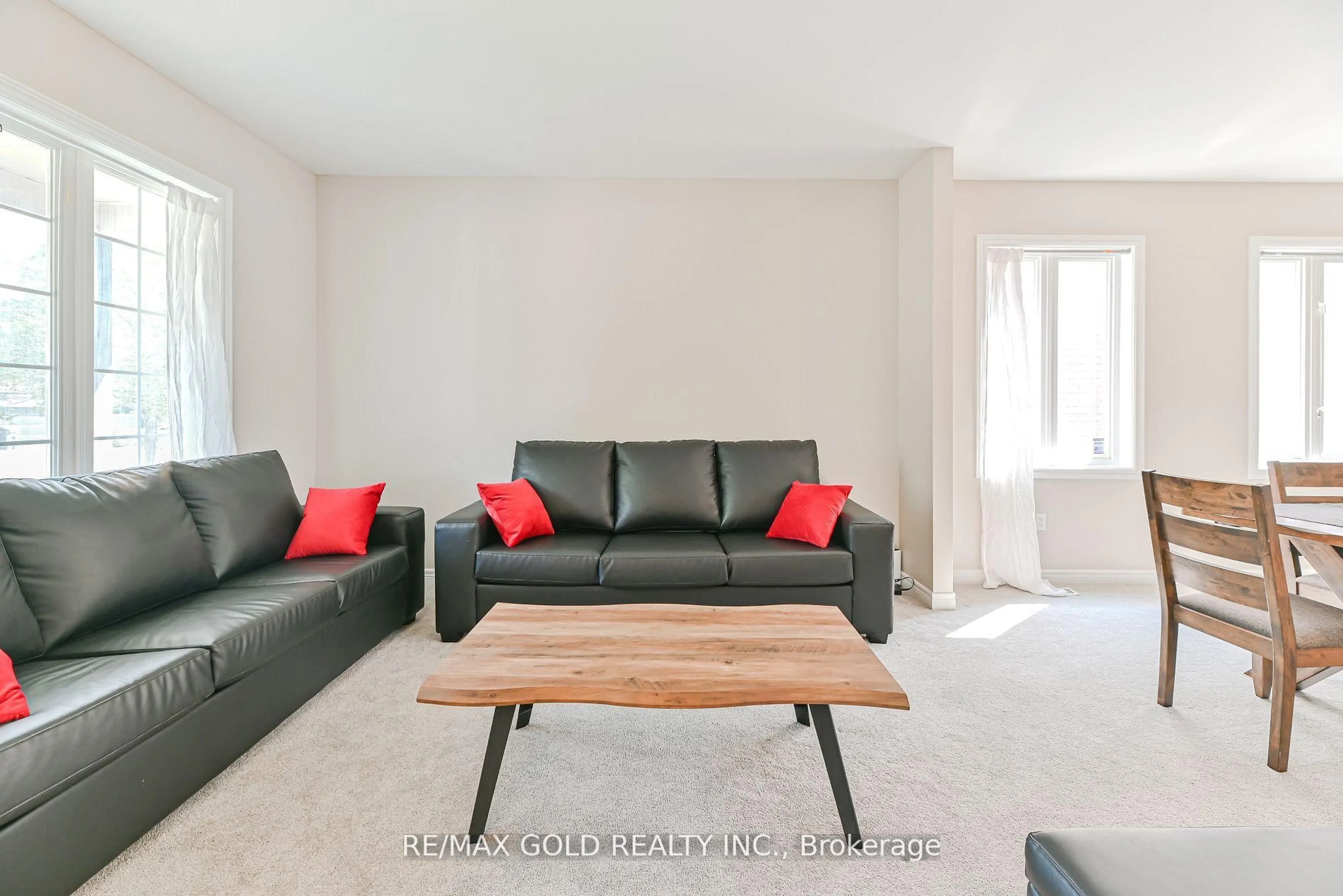 Living room with furniture, unknown for 45 Treeline Blvd, Brampton Ontario L6P 1E4