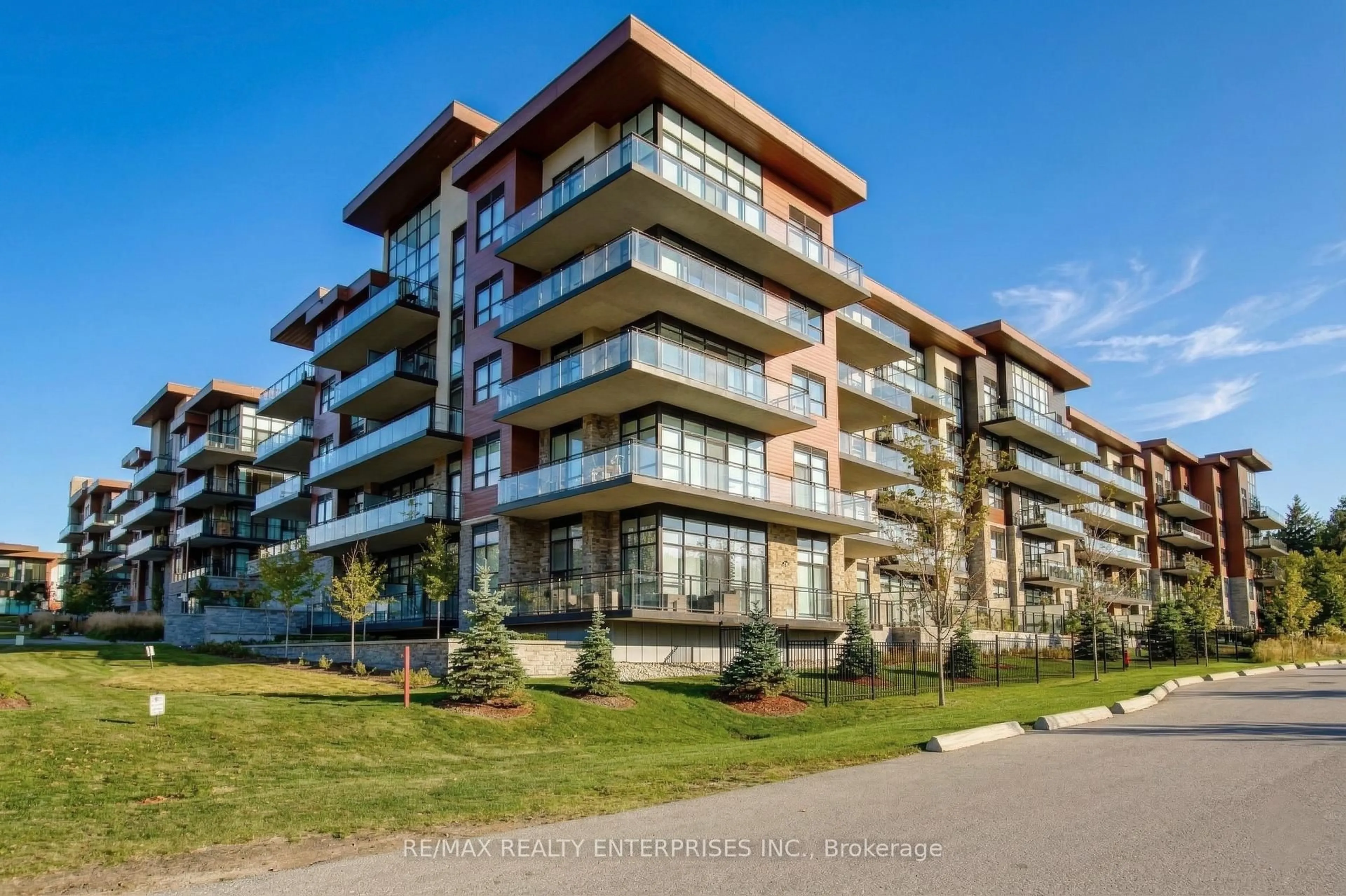 Patio, building for 1575 Lakeshore Rd #GR45, Mississauga Ontario L5J 0B1