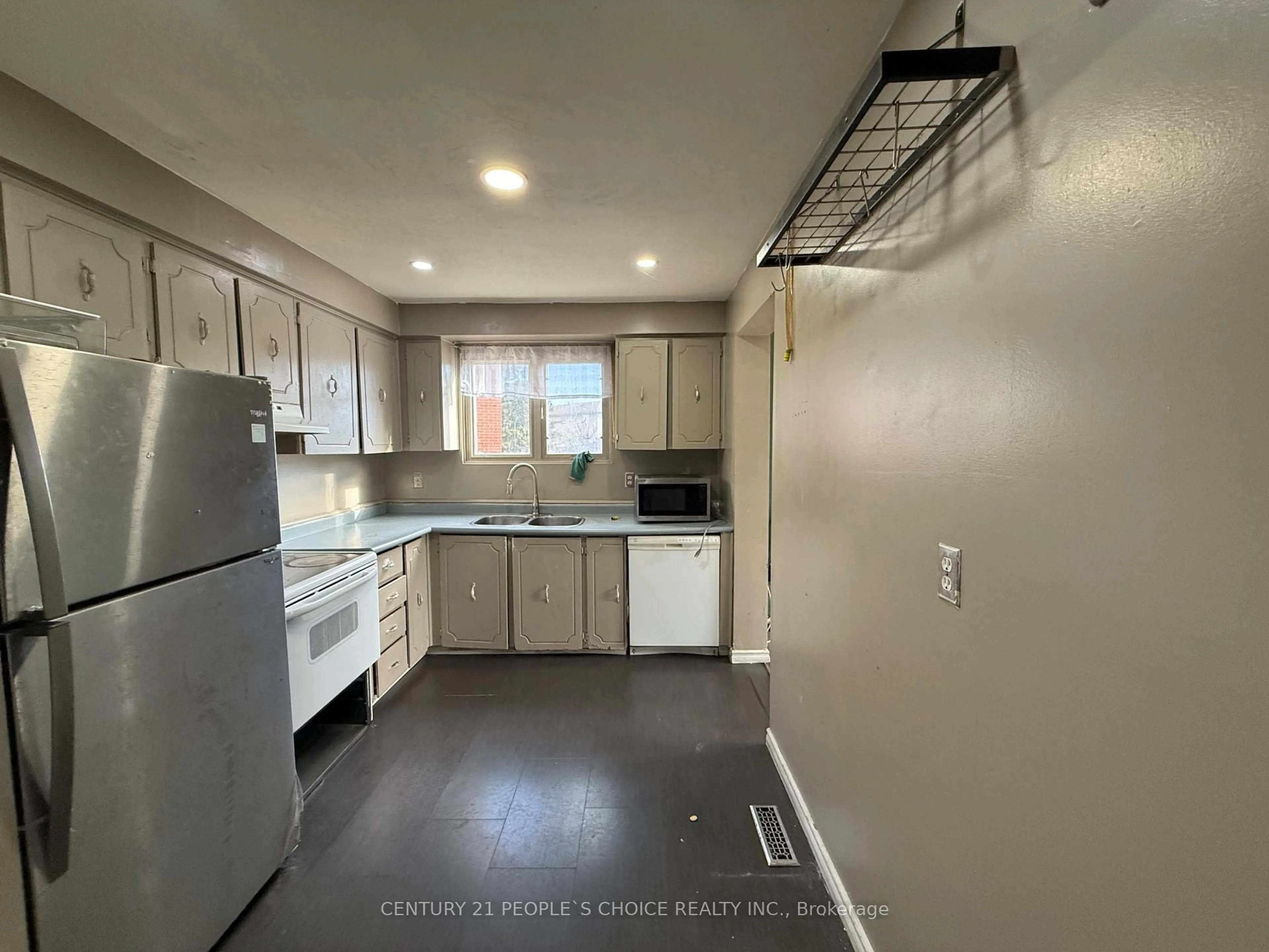 Standard kitchen, unknown for 32 Horne Dr, Brampton Ontario L6V 2V3