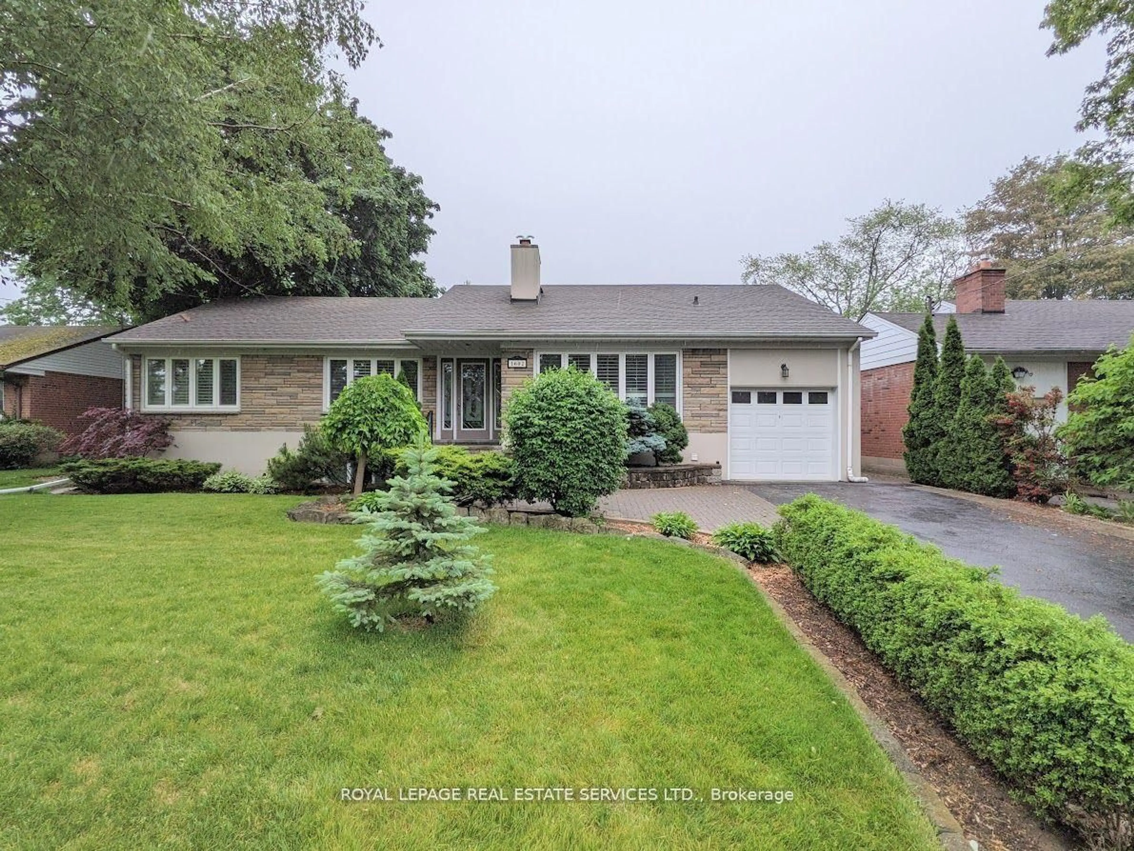 Home with brick exterior material, street for 1602 Lincolnshire Blvd, Mississauga Ontario L5E 2S7