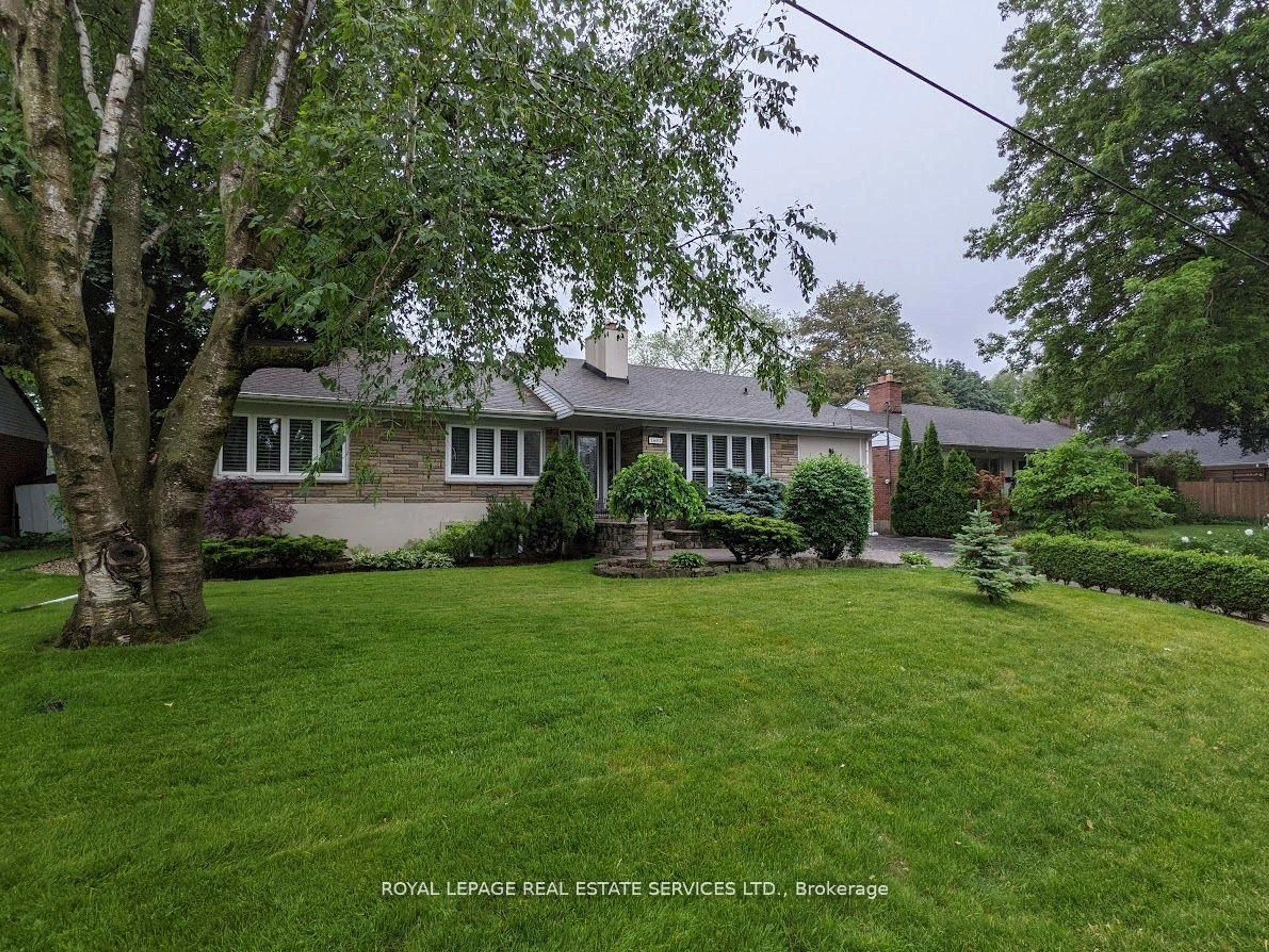 A pic from outside/outdoor area/front of a property/back of a property/a pic from drone, street for 1602 Lincolnshire Blvd, Mississauga Ontario L5E 2S7