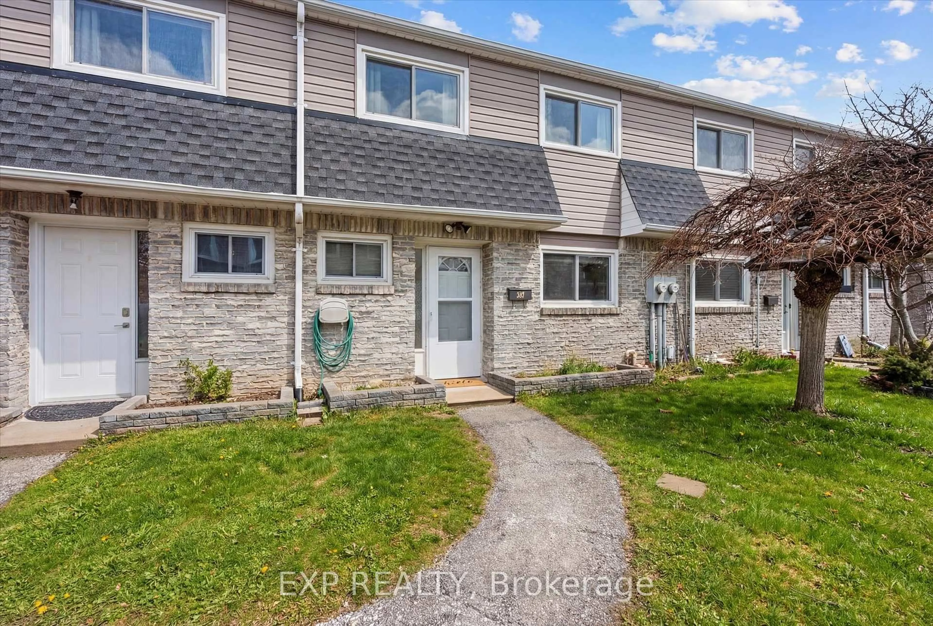 Home with vinyl exterior material, street for 2050 Upper Middle Rd #31, Burlington Ontario L7P 3R9