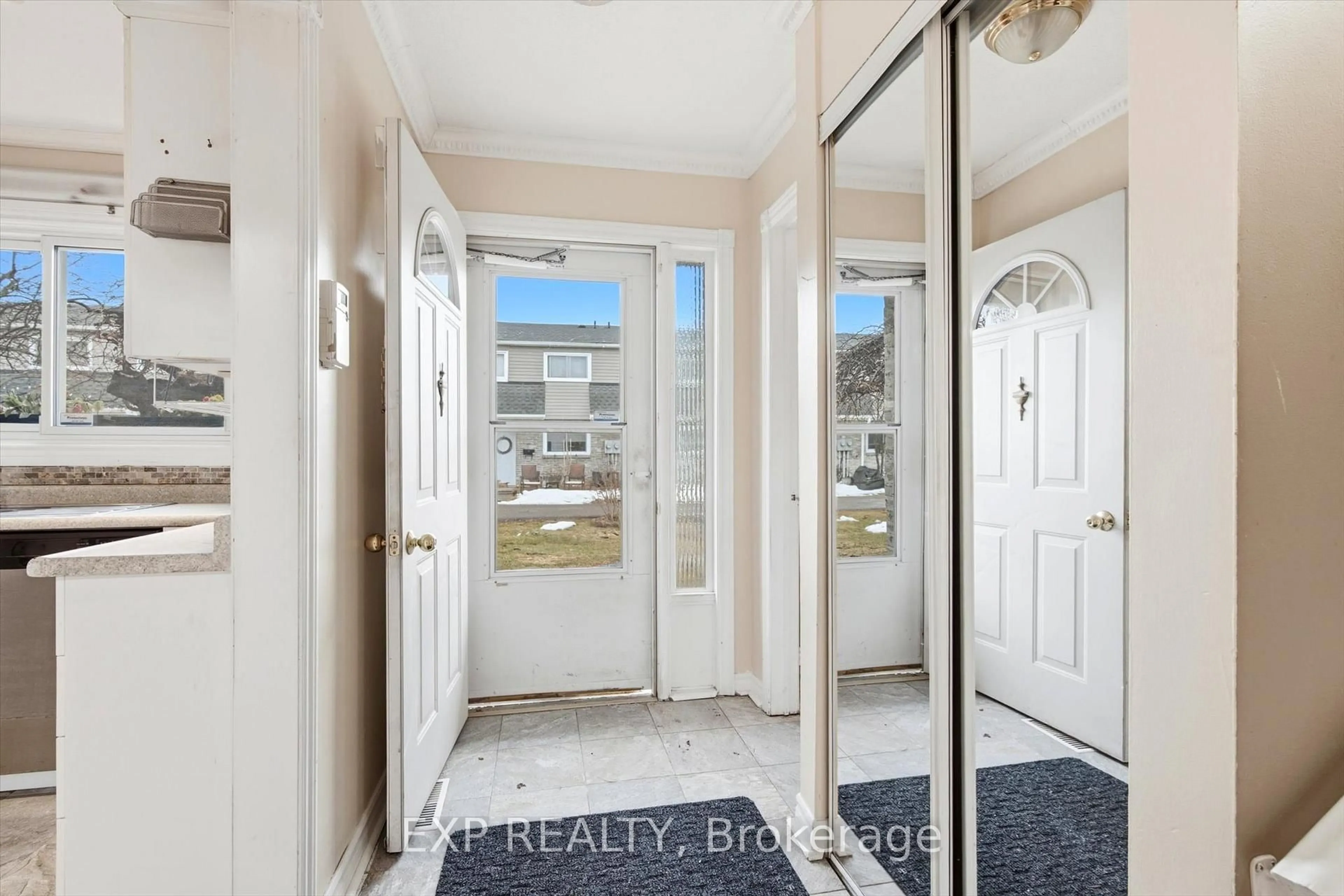 Indoor entryway for 2050 Upper Middle Rd #31, Burlington Ontario L7P 3R9