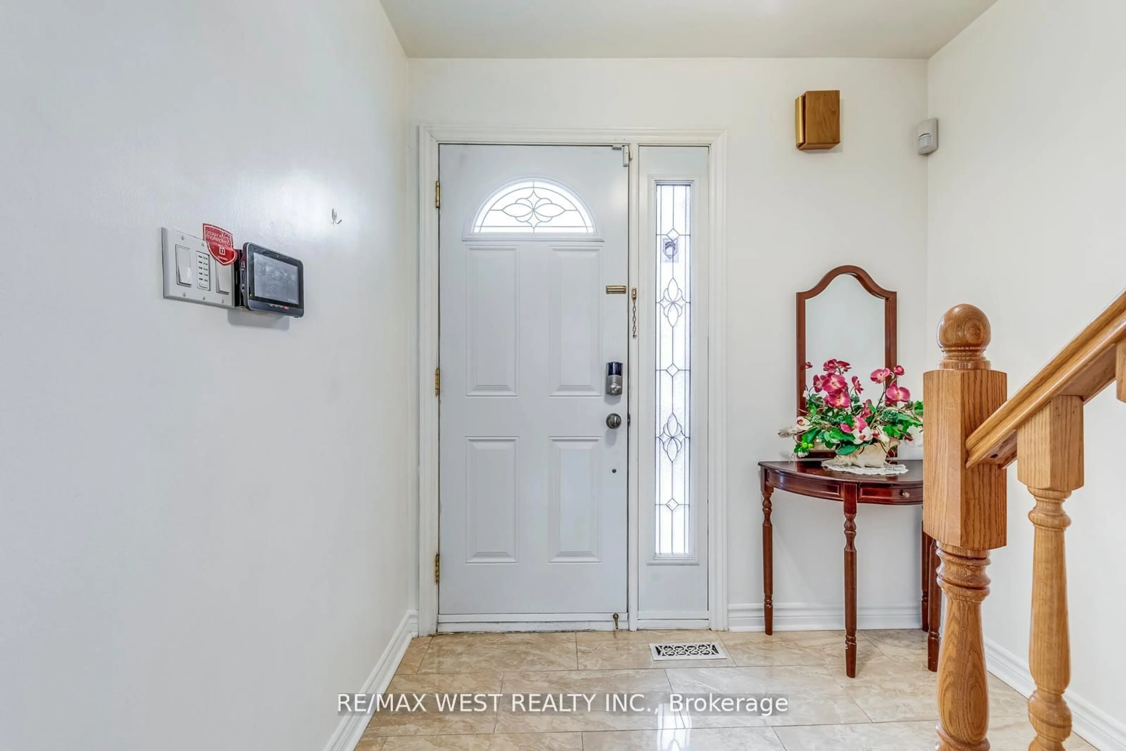 Indoor entryway for 43 Flamingo Cres, Brampton Ontario L6T 2G6