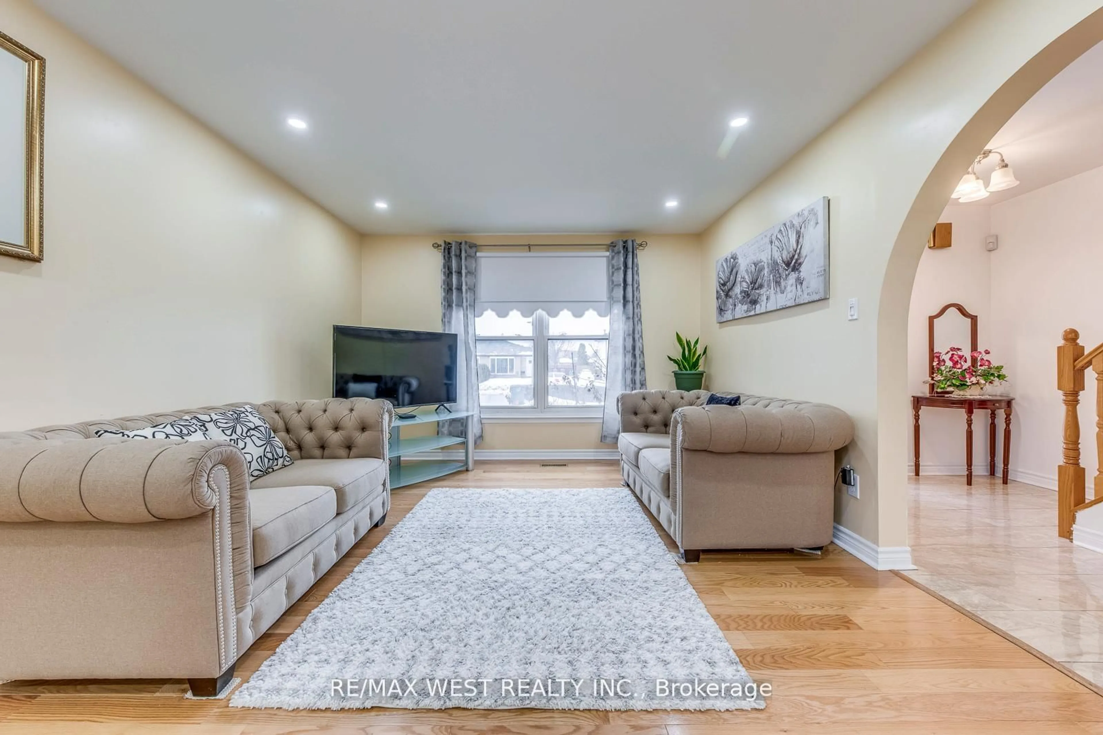 Living room with furniture, unknown for 43 Flamingo Cres, Brampton Ontario L6T 2G6