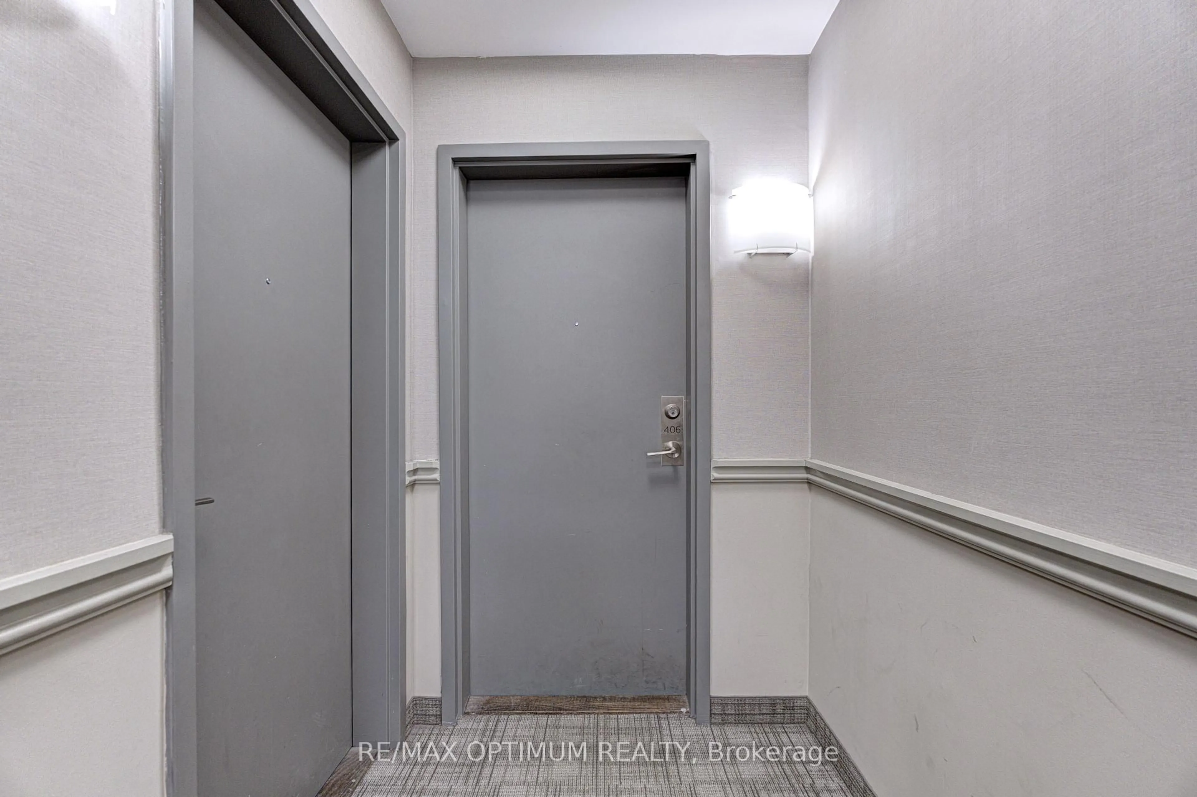 Indoor foyer for 50 Sky Harbour Dr #406, Brampton Ontario L6Y 6B8