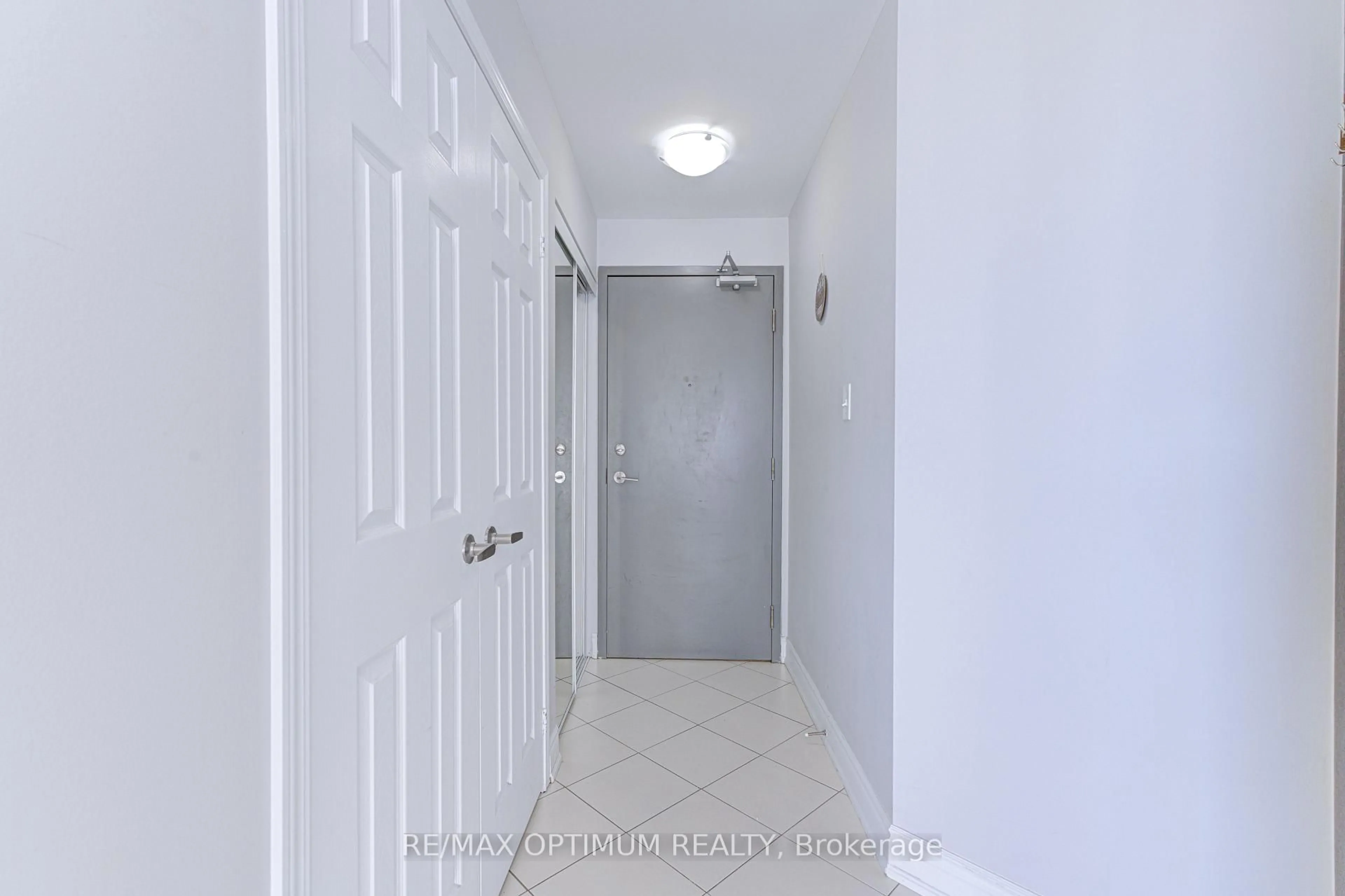 Indoor entryway for 50 Sky Harbour Dr #406, Brampton Ontario L6Y 6B8