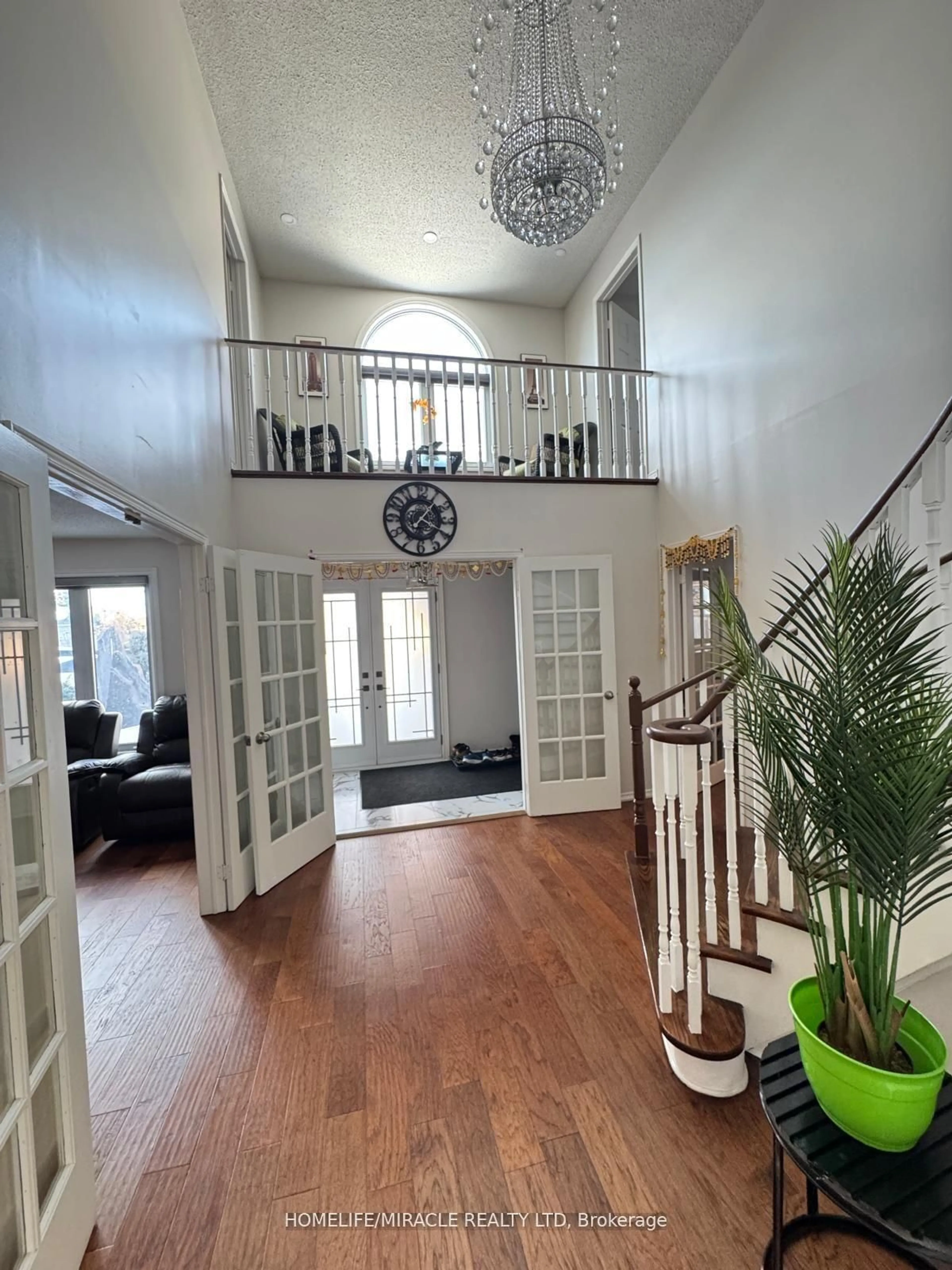 Indoor foyer for 32 Plover Pl, Brampton Ontario L6W 4C4