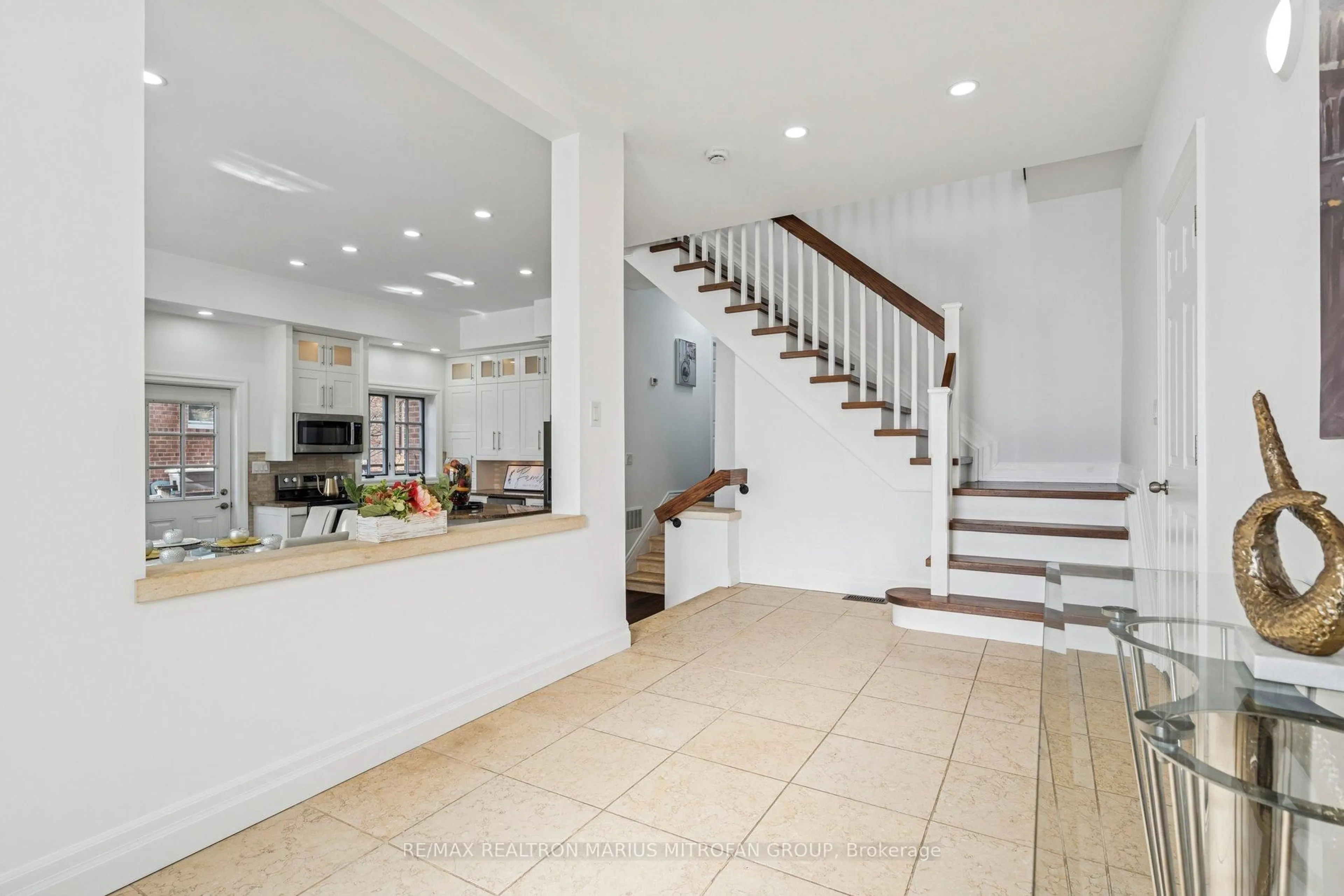 Indoor foyer for 7 Rollins Pl, Toronto Ontario M9B 3Y4