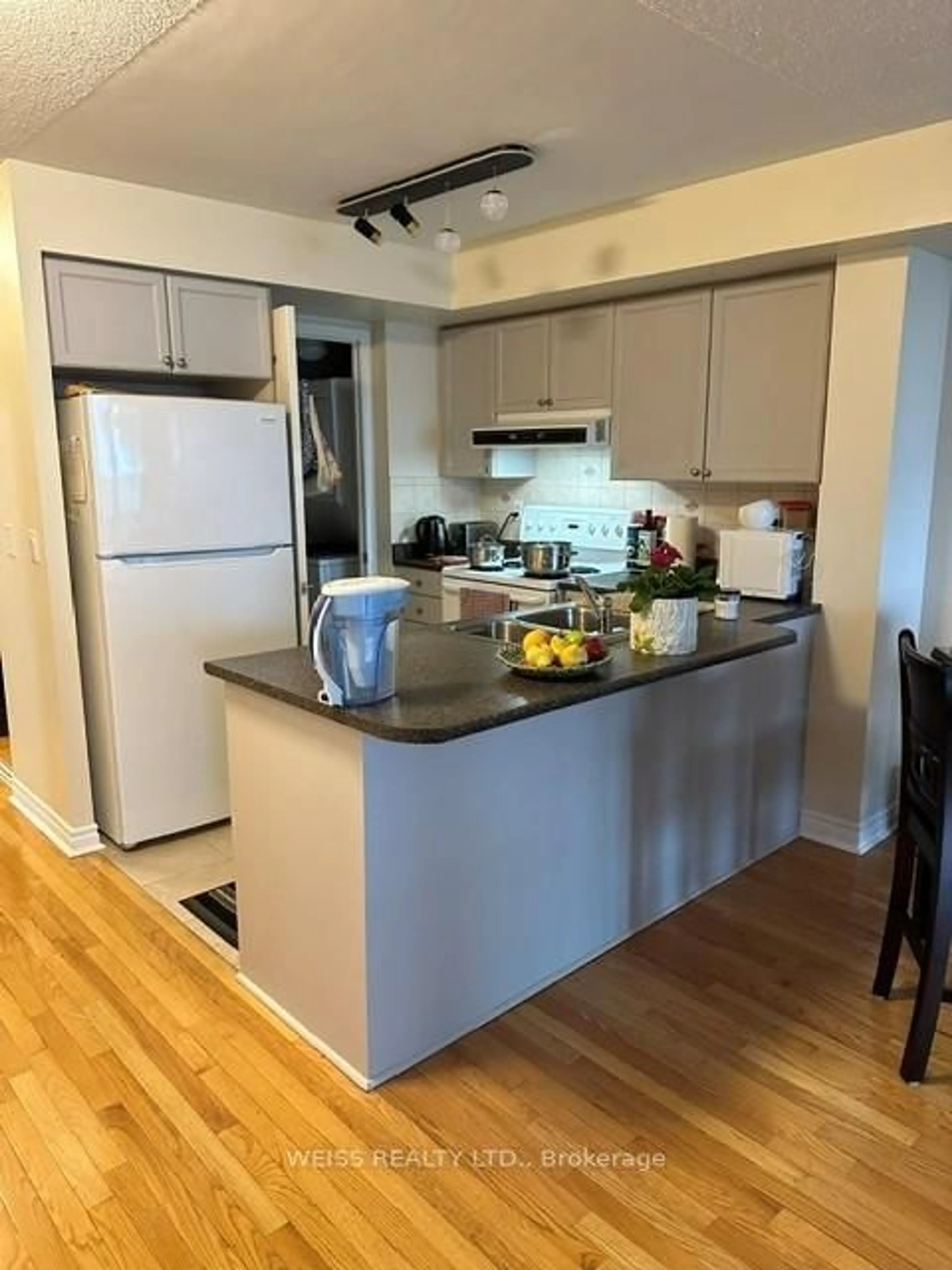 Unknown for 33 Elm Dr #310, Mississauga Ontario L5B 4M2