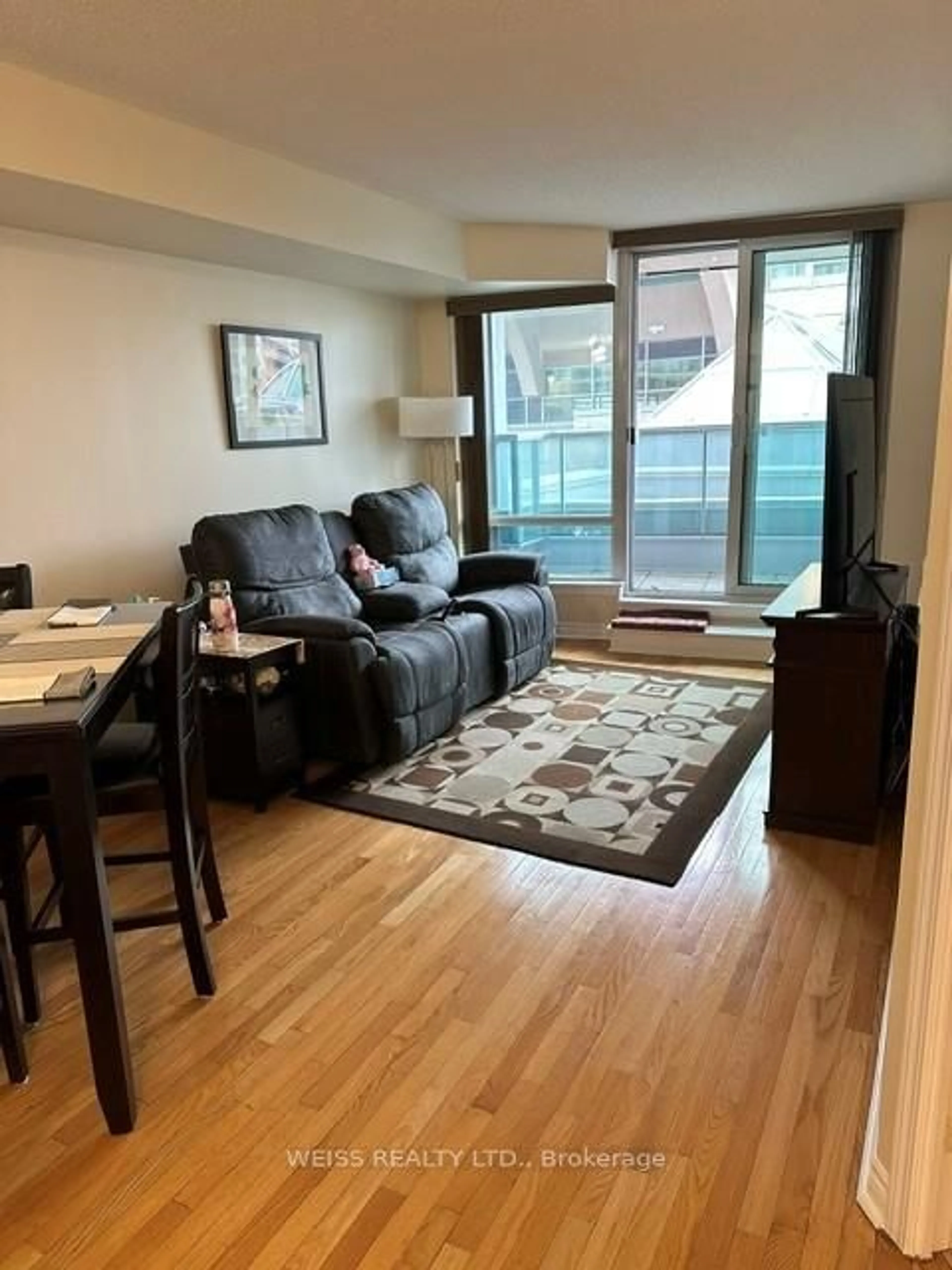 Living room with furniture, wood/laminate floor for 33 Elm Dr #310, Mississauga Ontario L5B 4M2