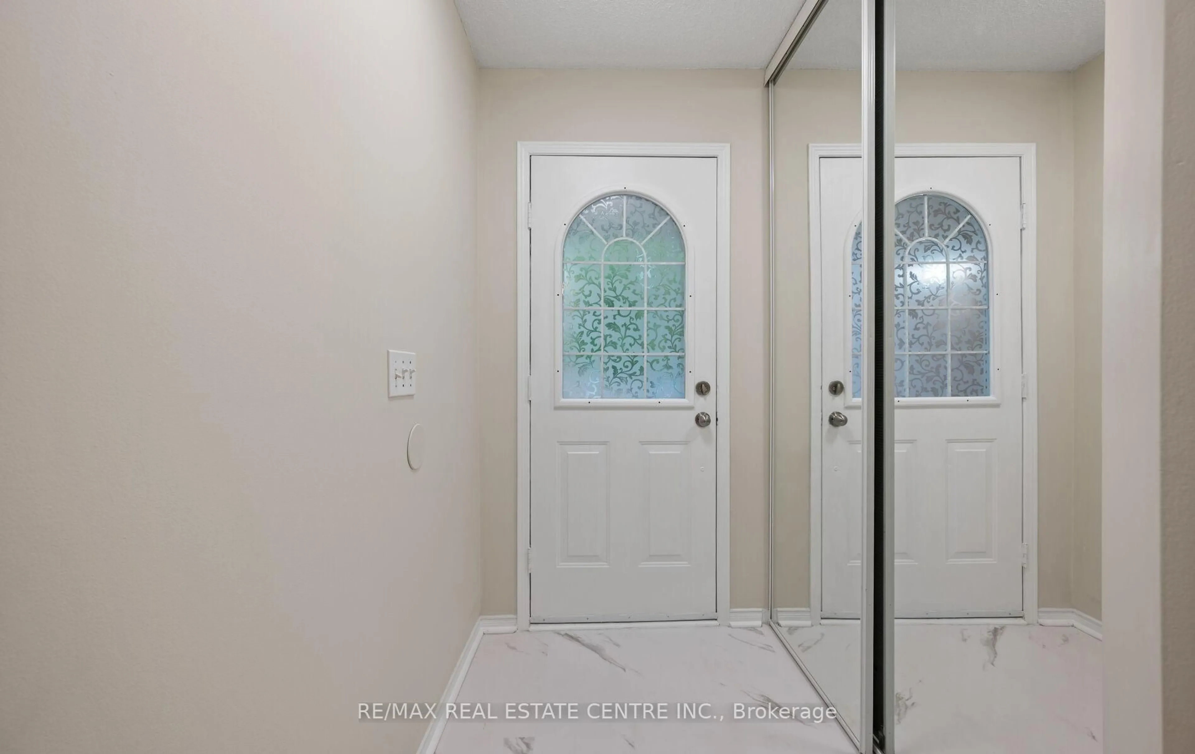 Indoor entryway for 5030 Heatherleigh Ave #150, Mississauga Ontario L5V 2G7