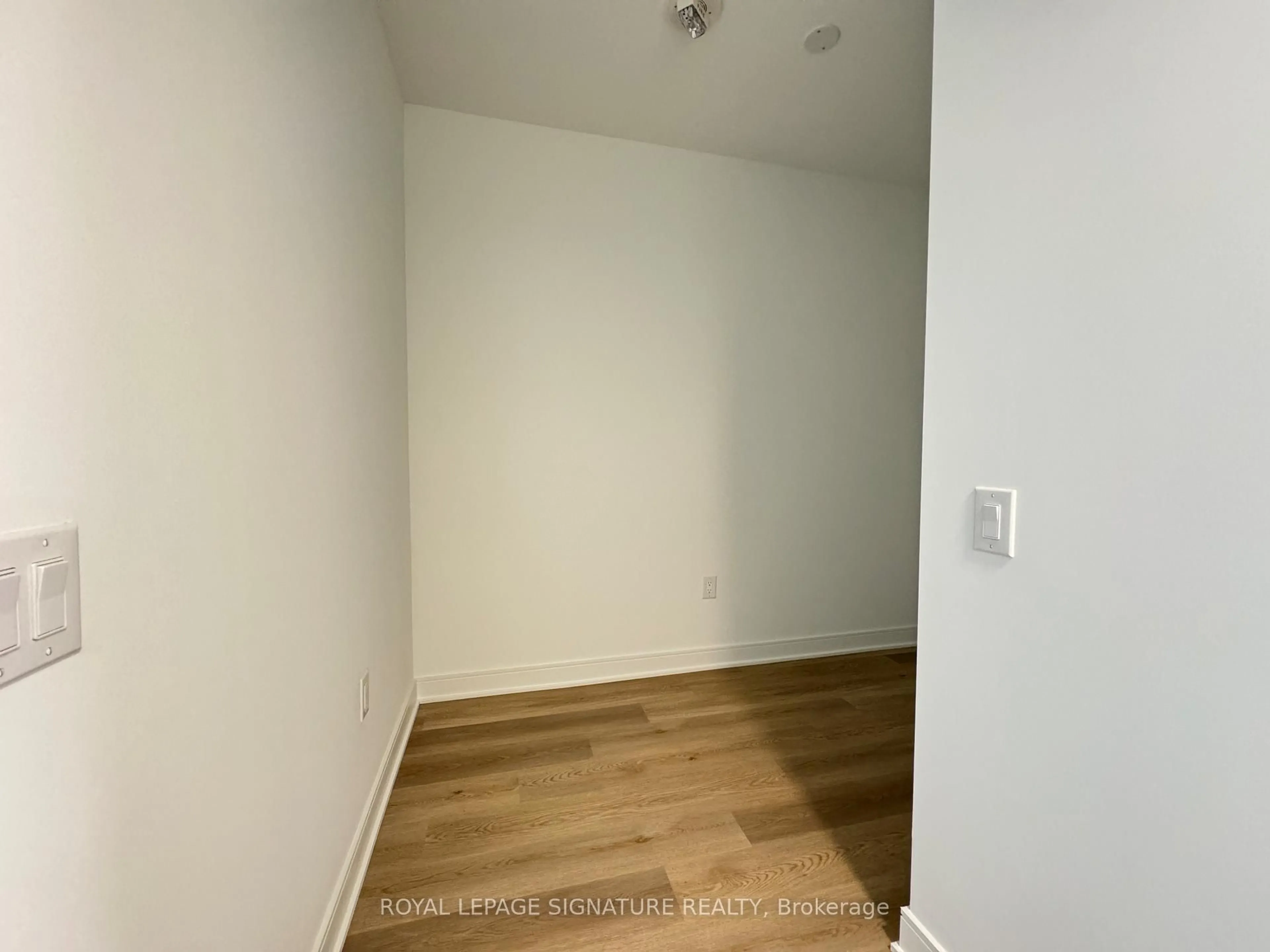 A pic of a room for 86 Dundas St #623, Mississauga Ontario L5A 1W4