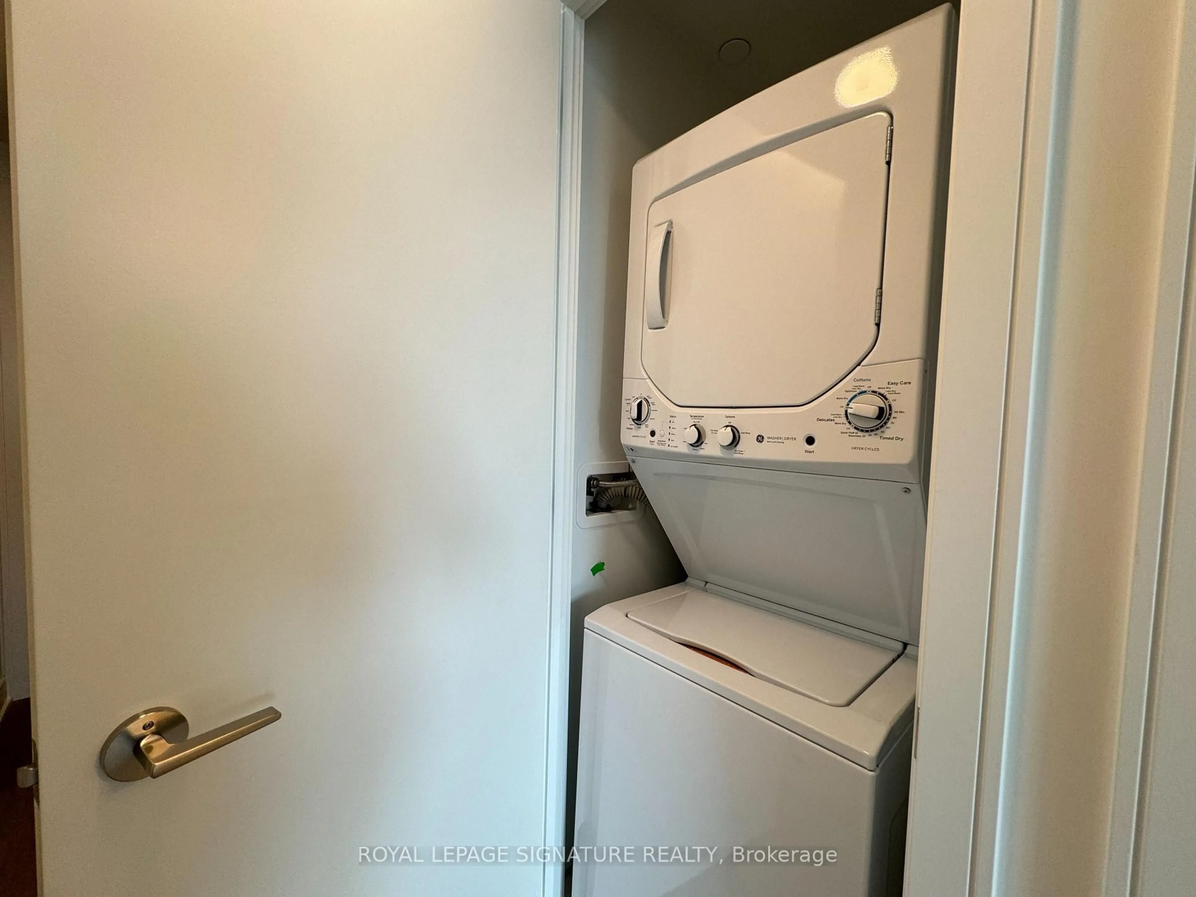 Laundry room for 86 Dundas St #623, Mississauga Ontario L5A 1W4