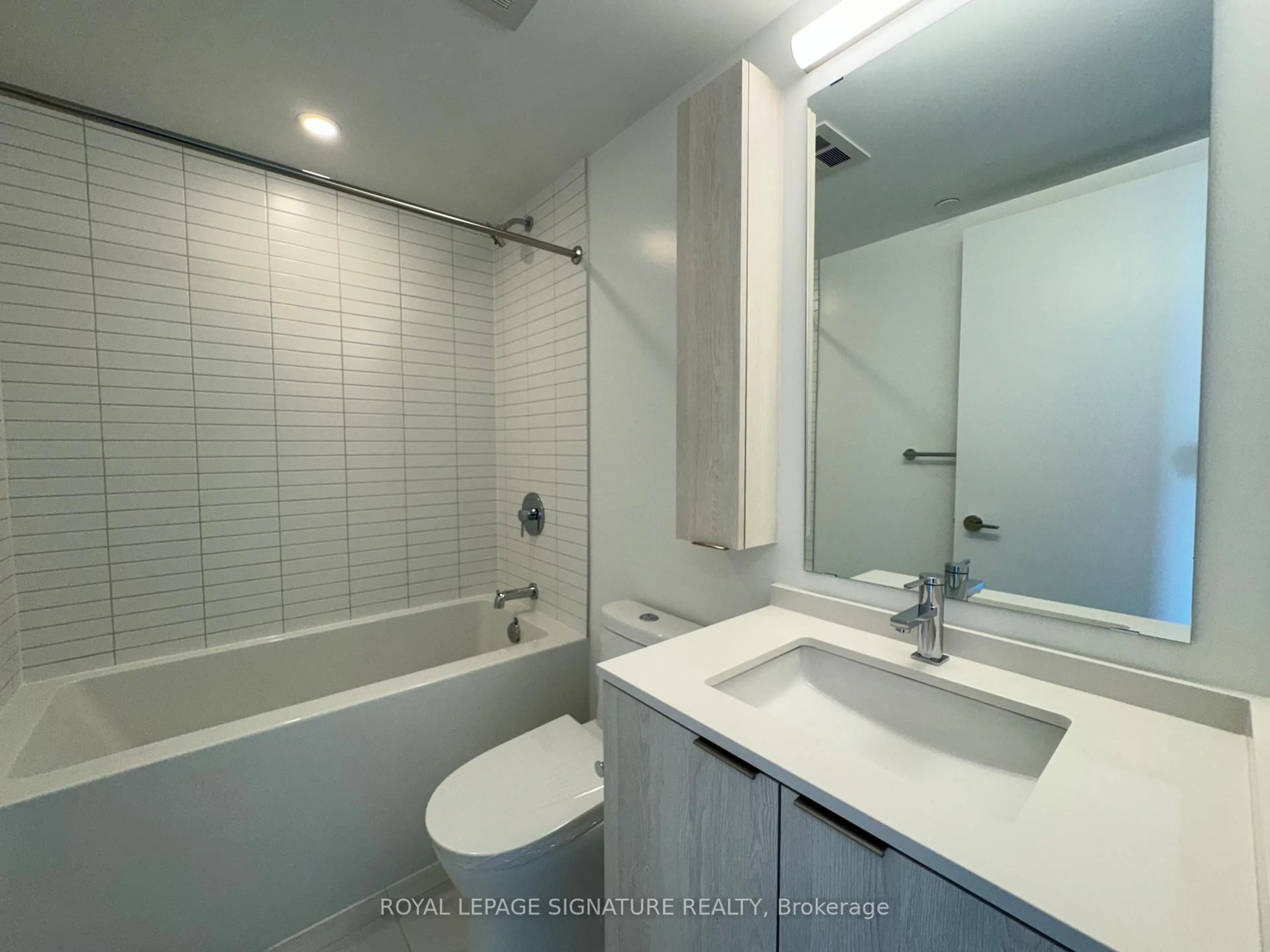 Standard bathroom, ceramic/tile floor for 86 Dundas St #623, Mississauga Ontario L5A 1W4