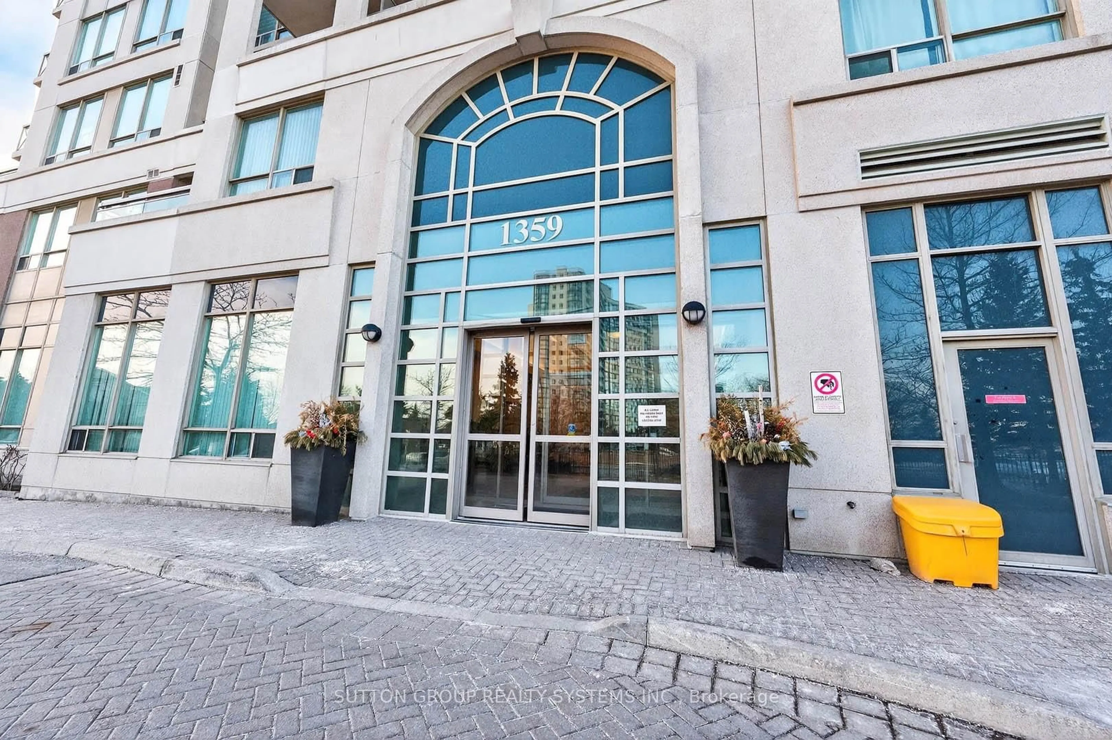 Indoor foyer for 1359 Rathburn Rd #902, Mississauga Ontario L4W 5P7