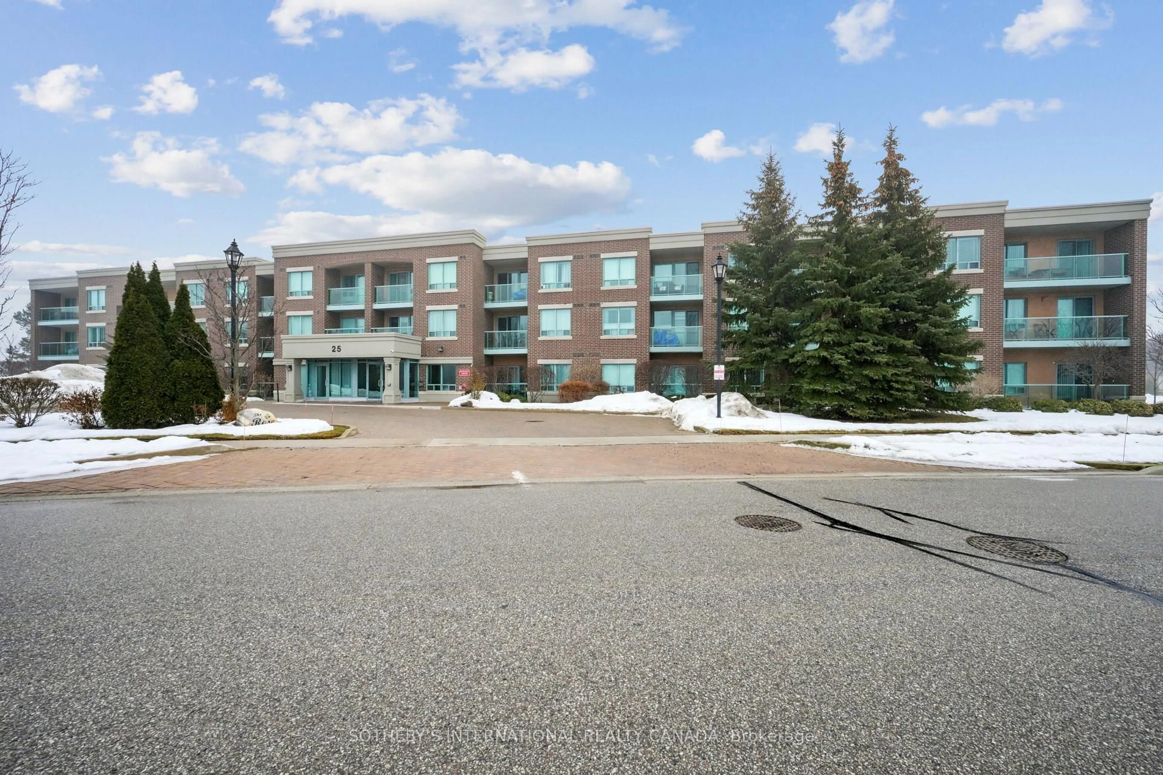 Patio, building for 25 Via Rosedale #112, Brampton Ontario L6R 3J4