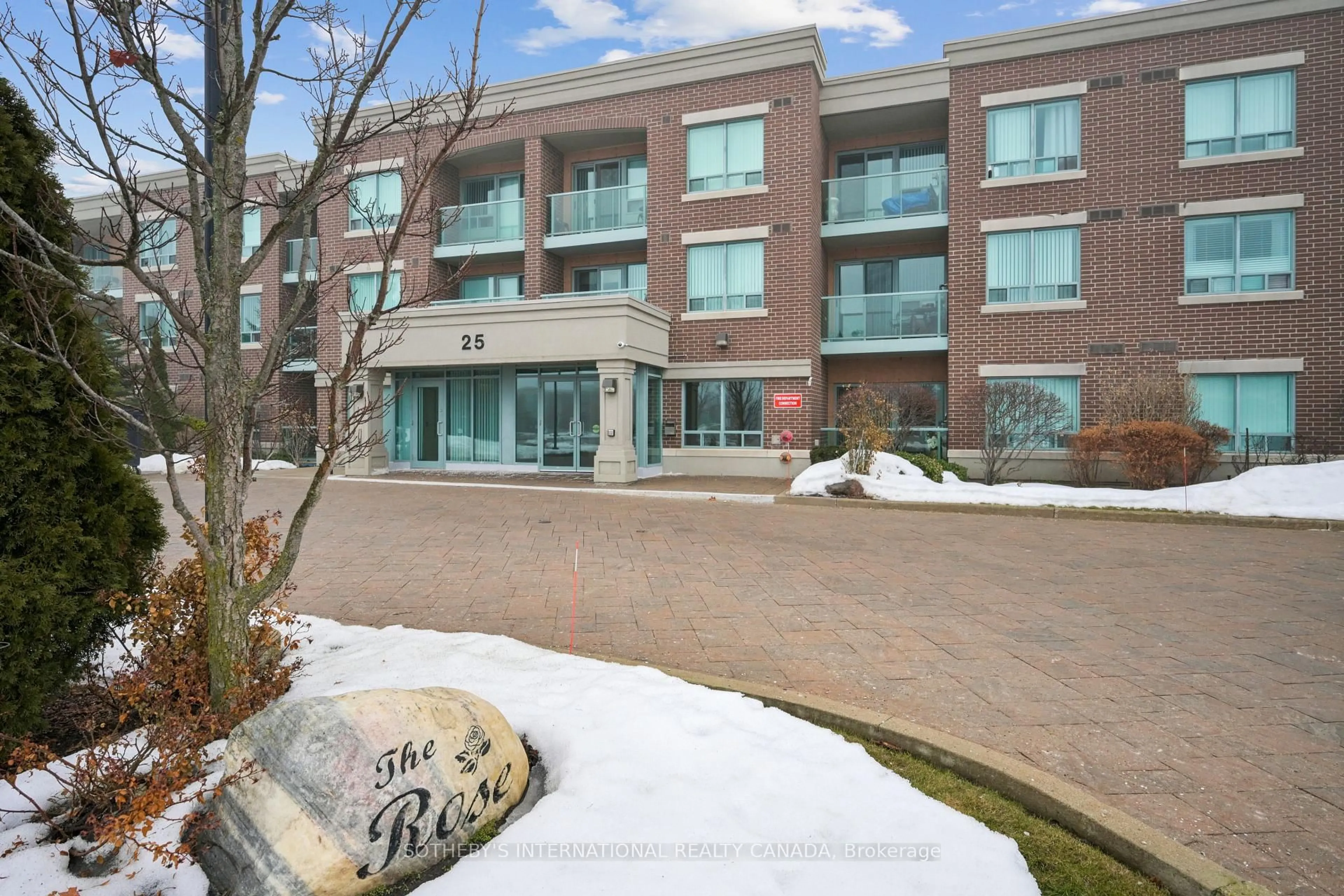 Patio, building for 25 Via Rosedale #112, Brampton Ontario L6R 3J4