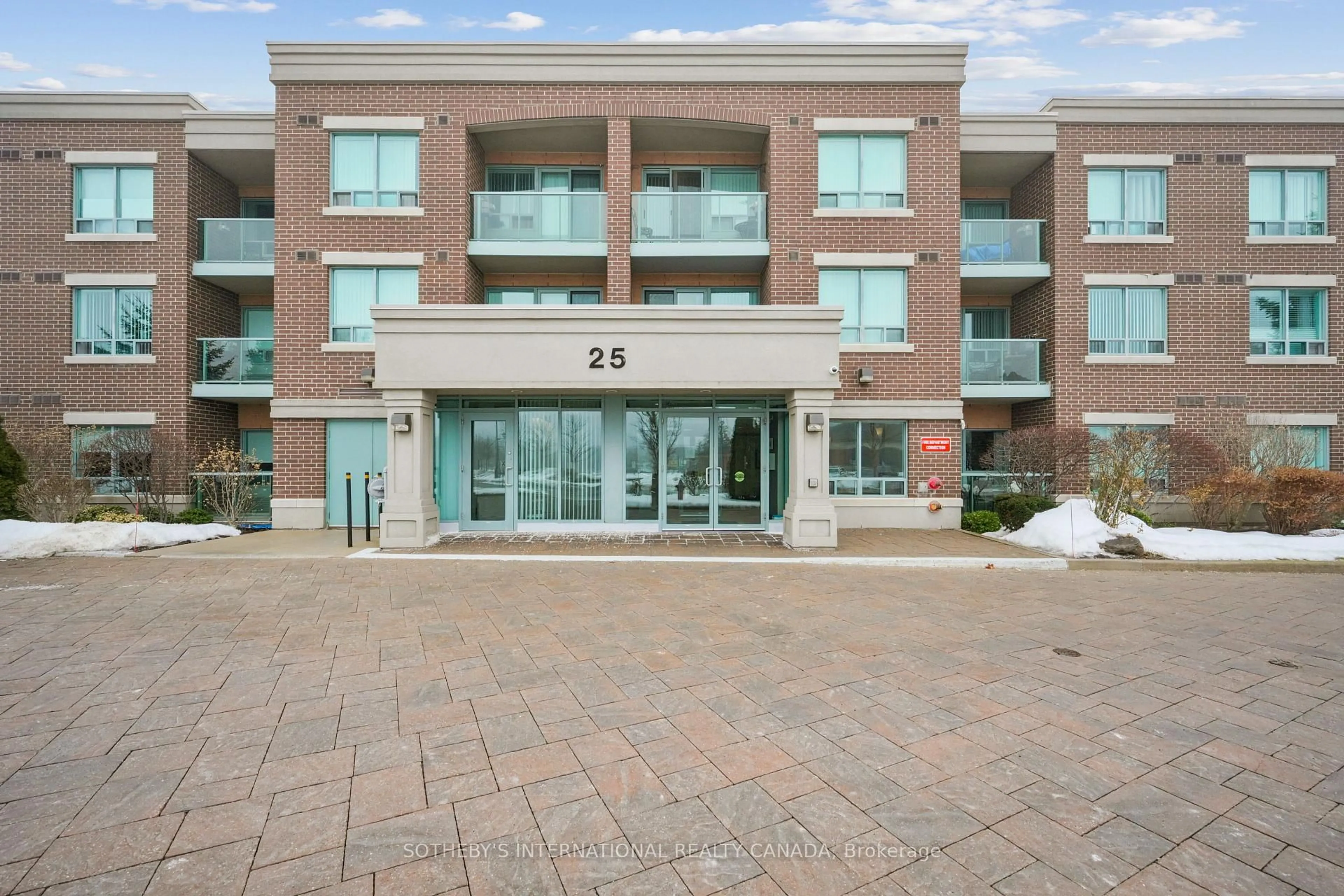 Patio, building for 25 Via Rosedale #112, Brampton Ontario L6R 3J4