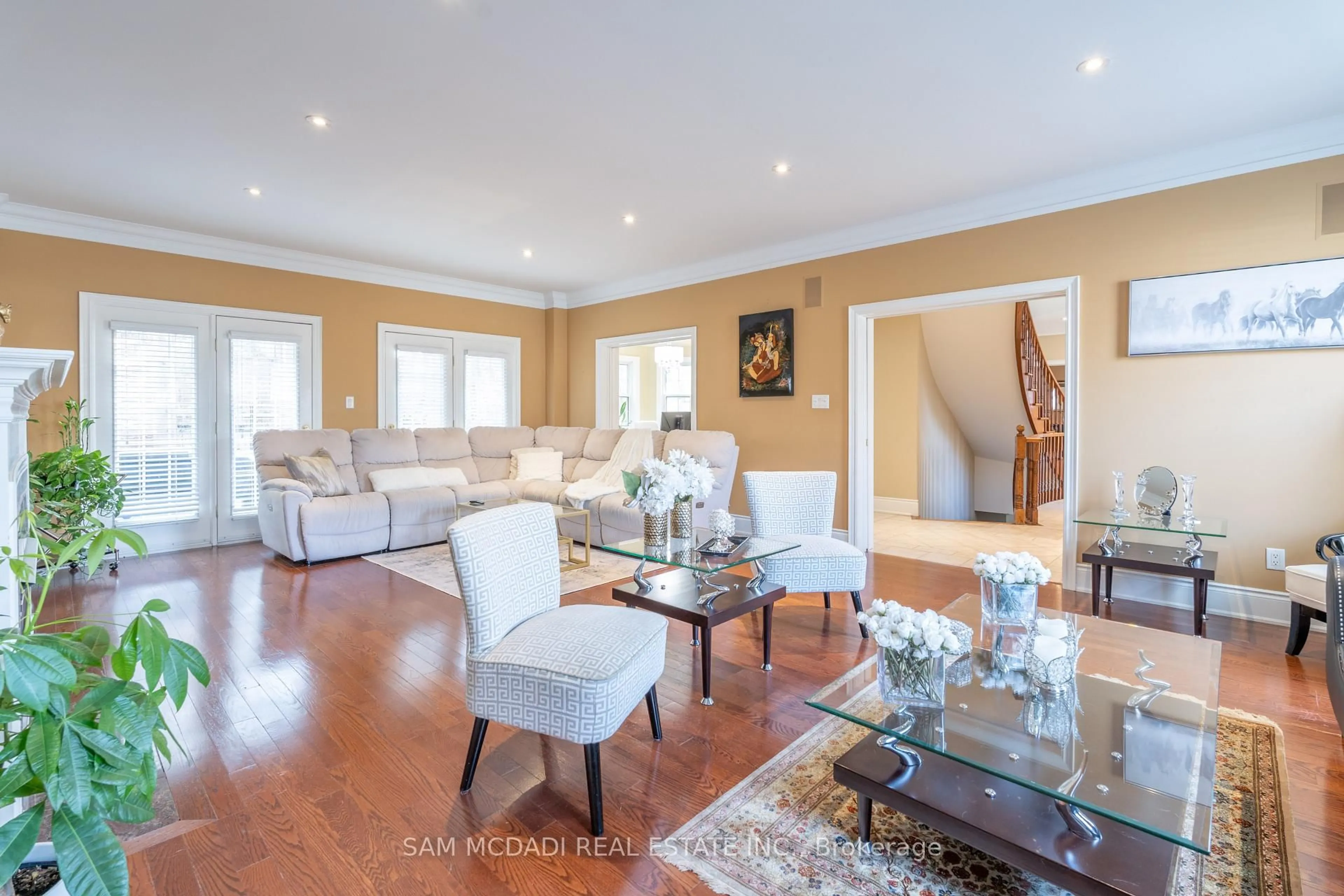 Living room with furniture, wood/laminate floor for 3248 Barchester Crt, Mississauga Ontario L5L 5Z1