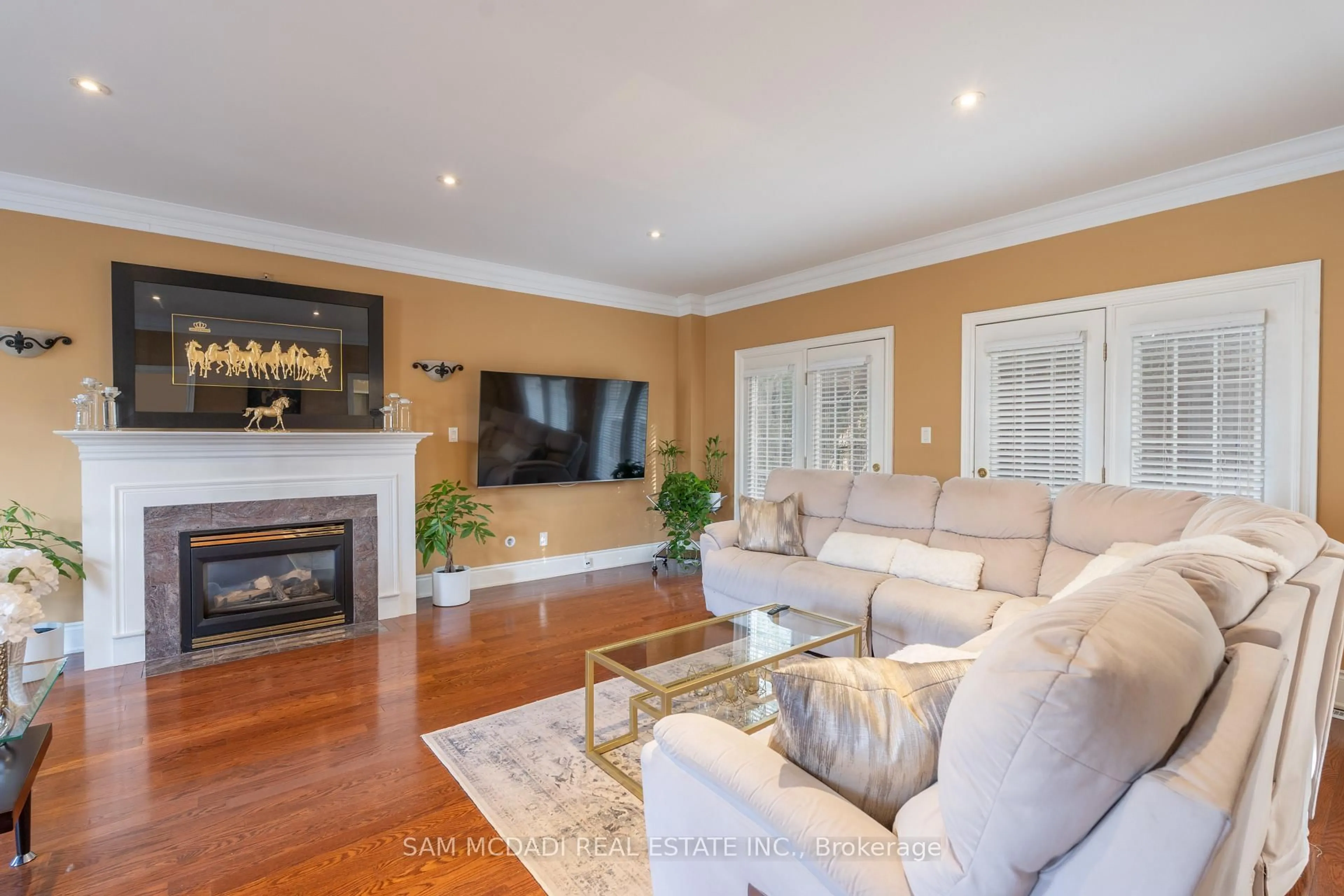 Living room with furniture, wood/laminate floor for 3248 Barchester Crt, Mississauga Ontario L5L 5Z1