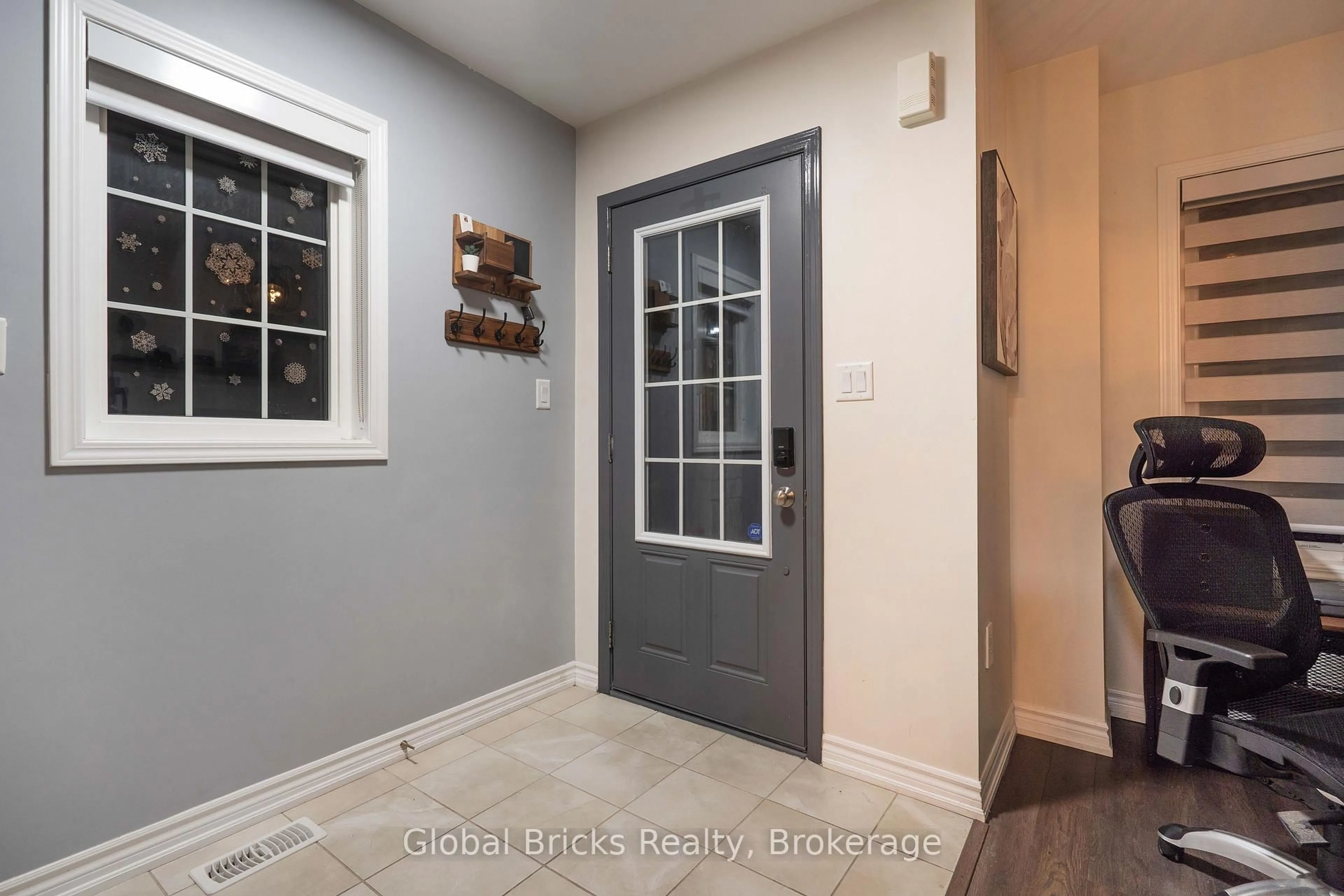 Indoor entryway for 632 Laking Terr, Milton Ontario L9T 9J4