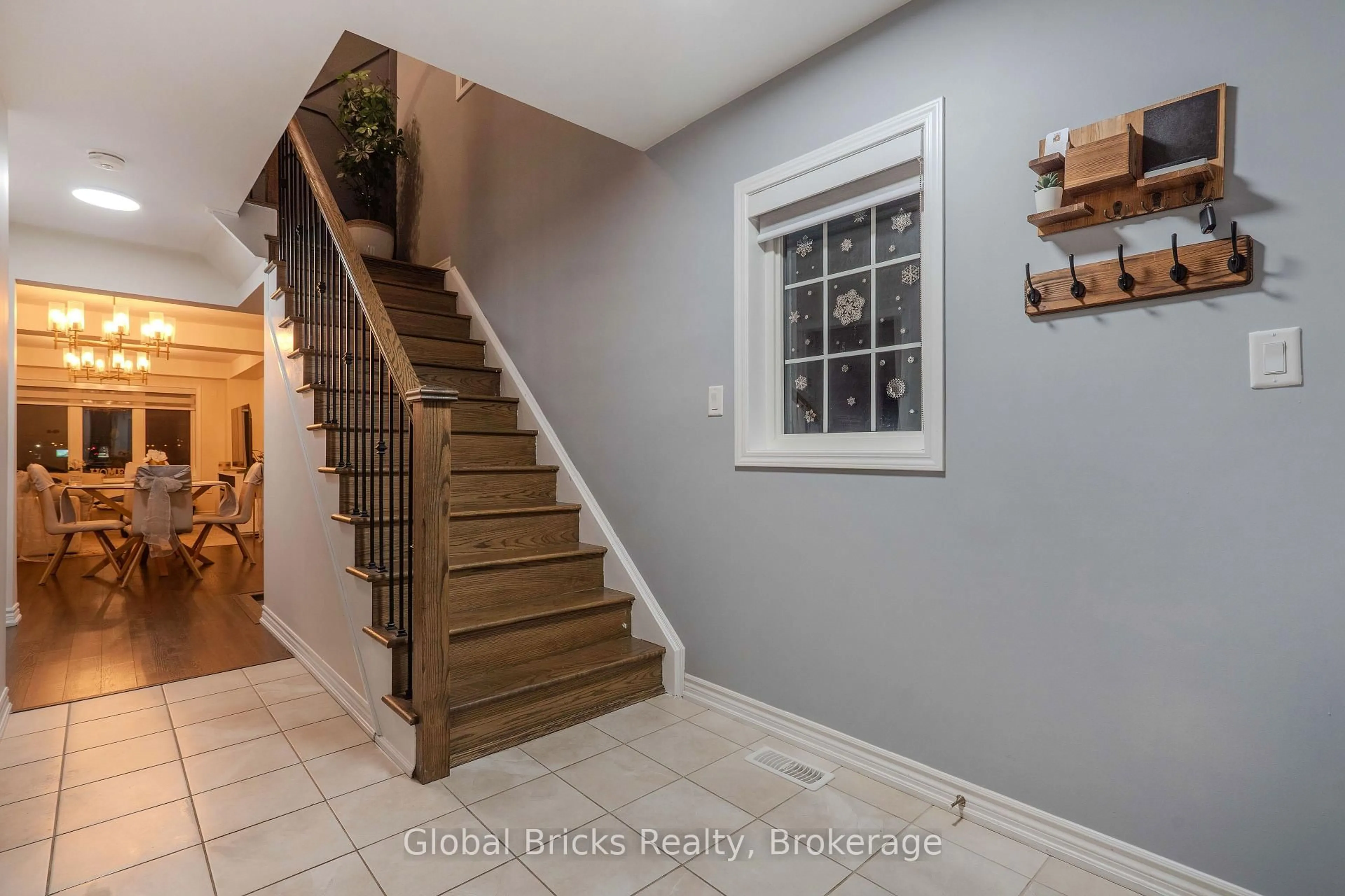 Indoor entryway for 632 Laking Terr, Milton Ontario L9T 9J4