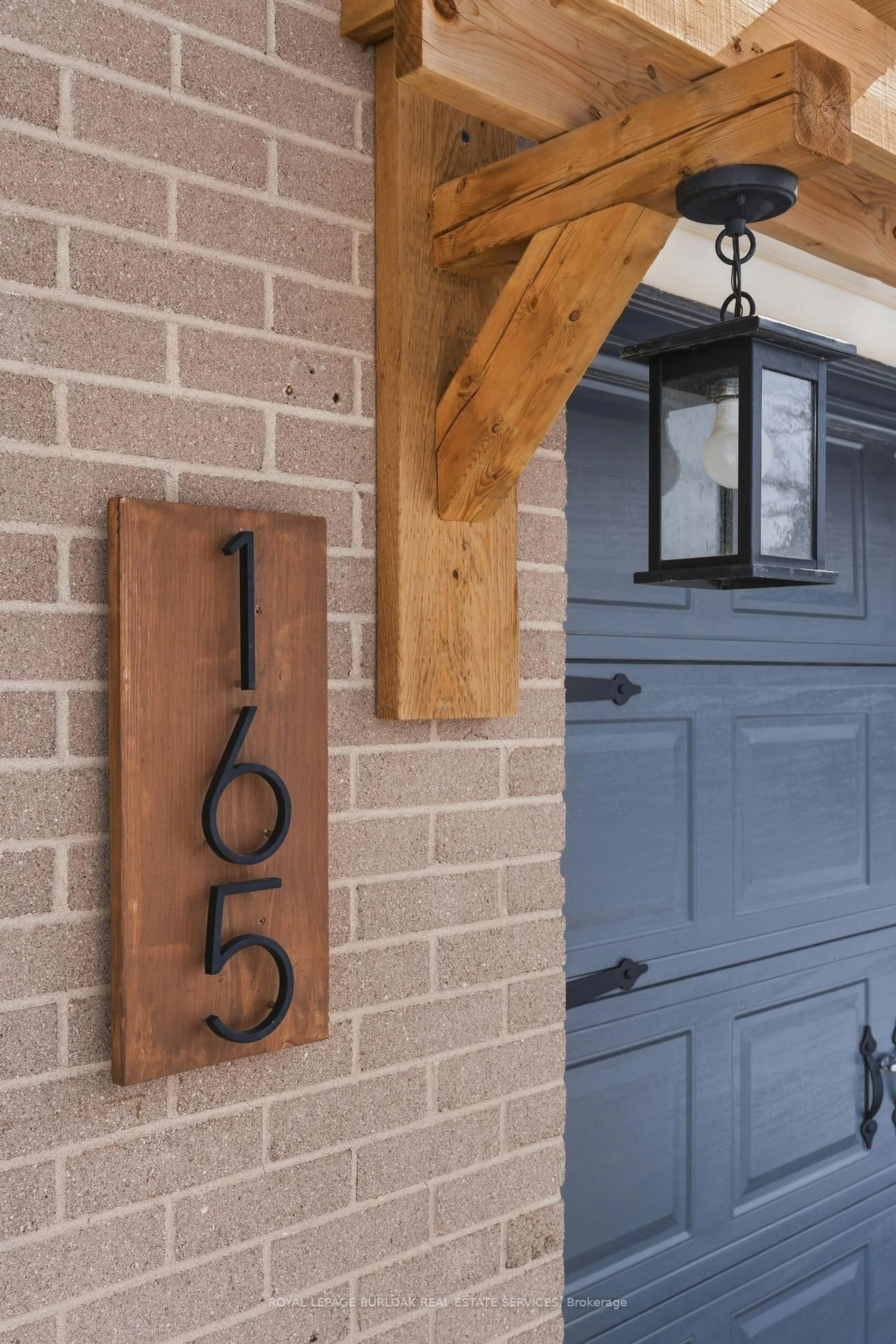 Indoor entryway for 165 Tyler Ave, Halton Hills Ontario L7J 1V4