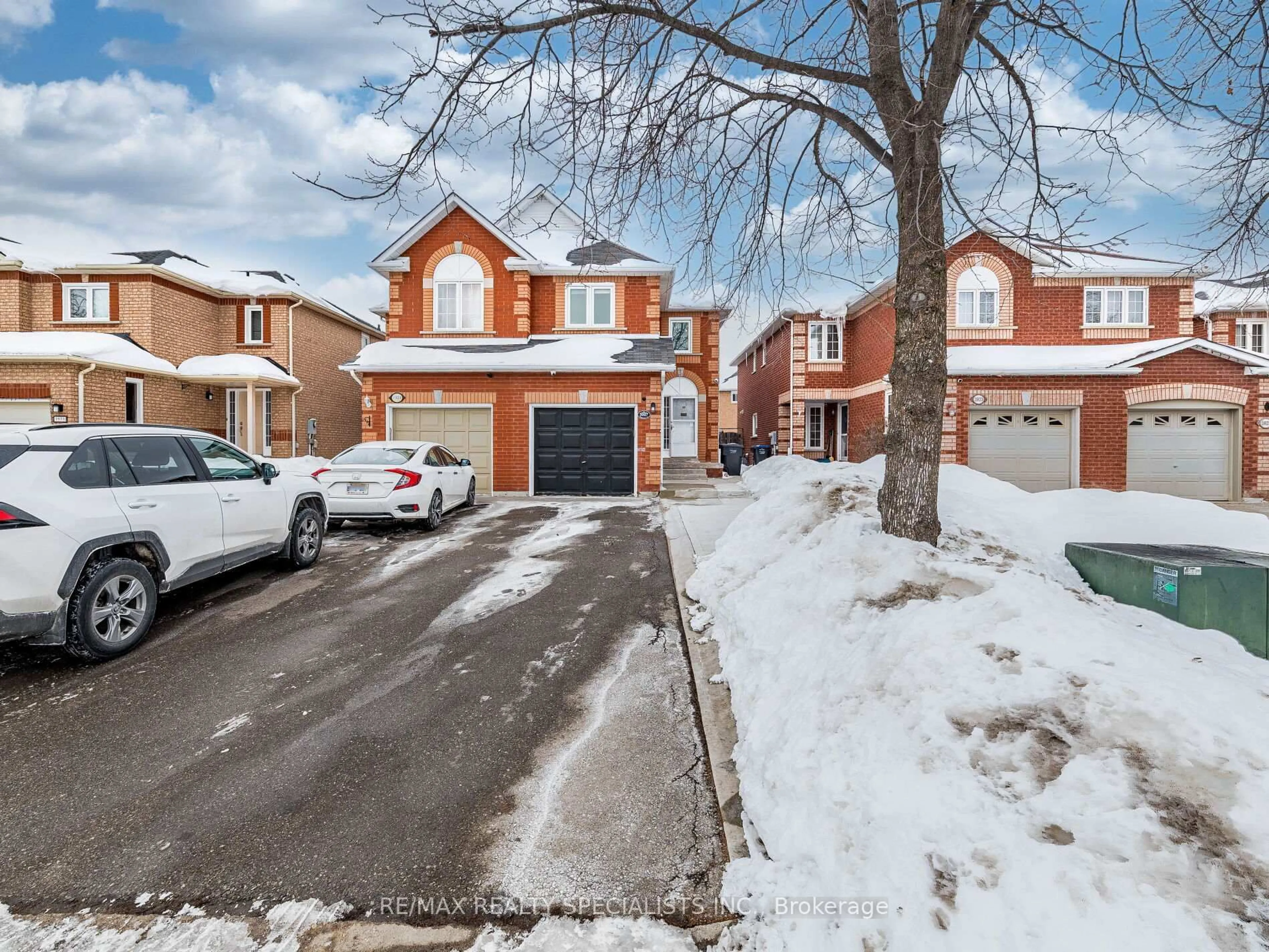 A pic from outside/outdoor area/front of a property/back of a property/a pic from drone, street for 3927 Rippleton Lane, Mississauga Ontario L5N 6Z8