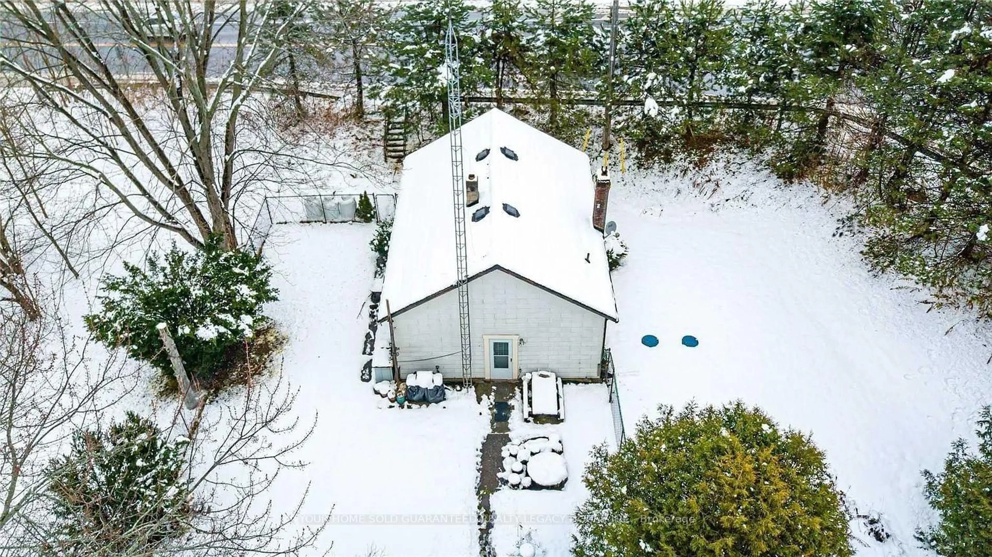A pic from outside/outdoor area/front of a property/back of a property/a pic from drone, building for 44 Brawton Dr, Caledon Ontario L7E 0E1