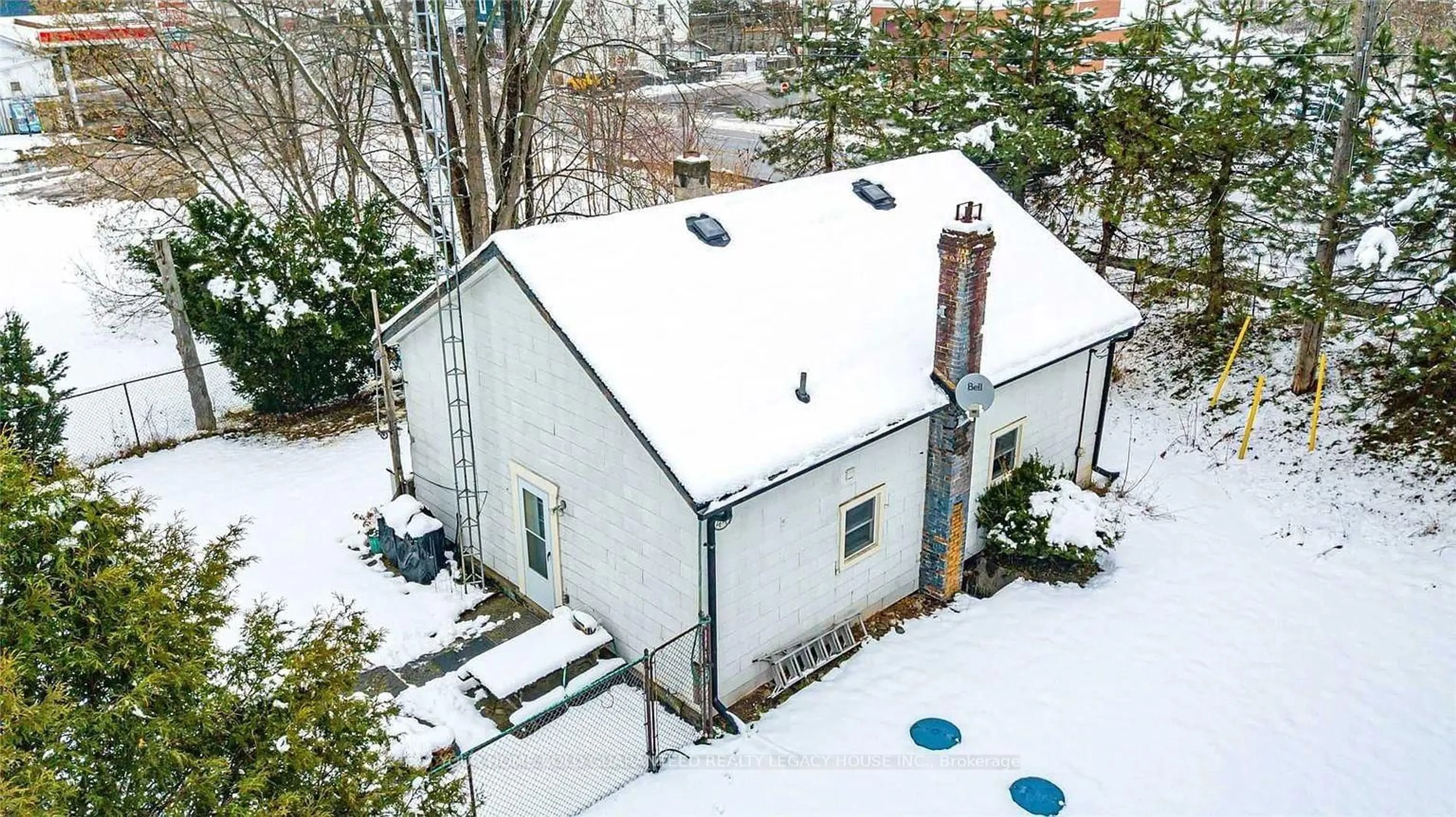 A pic from outside/outdoor area/front of a property/back of a property/a pic from drone, building for 44 Brawton Dr, Caledon Ontario L7E 0E1