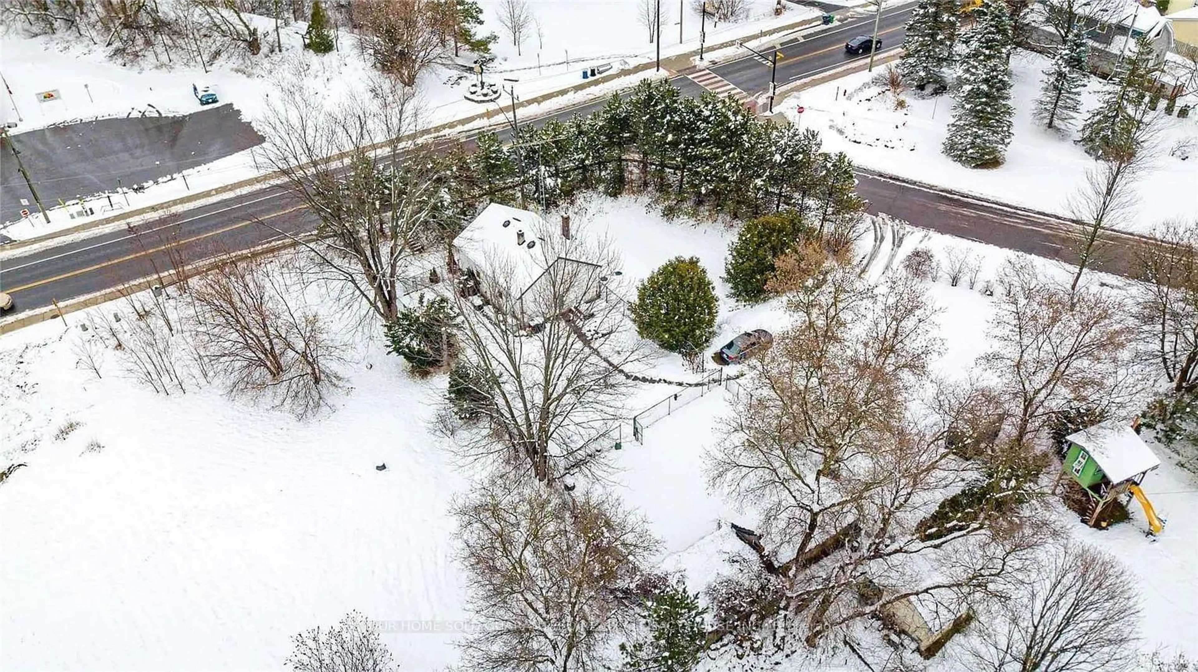 A pic from outside/outdoor area/front of a property/back of a property/a pic from drone, street for 44 Brawton Dr, Caledon Ontario L7E 0E1