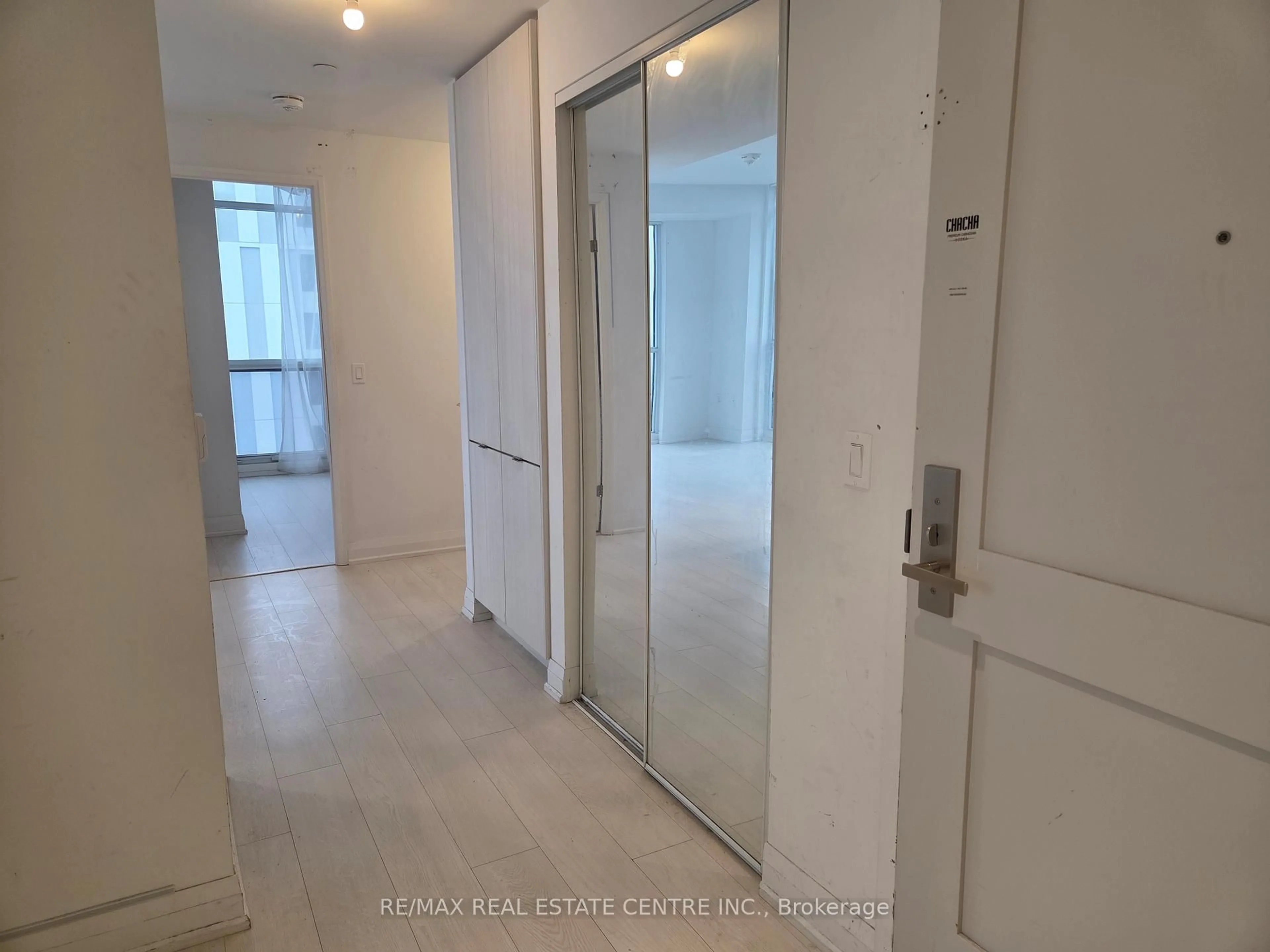 Indoor foyer for 10 GIBBS Rd #1014, Toronto Ontario M9B 0E2