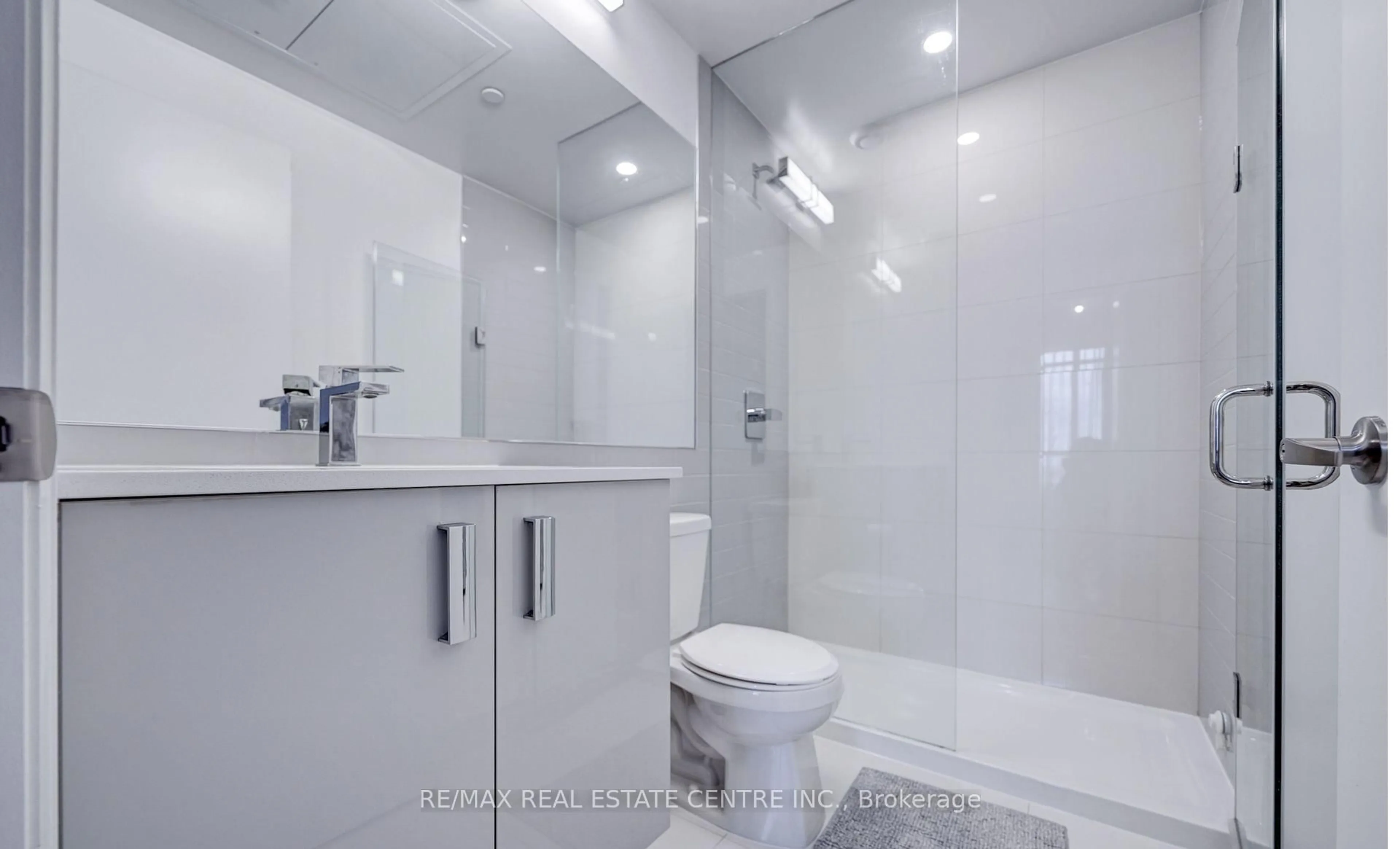 Standard bathroom, ceramic/tile floor for 10 GIBBS Rd #1014, Toronto Ontario M9B 0E2