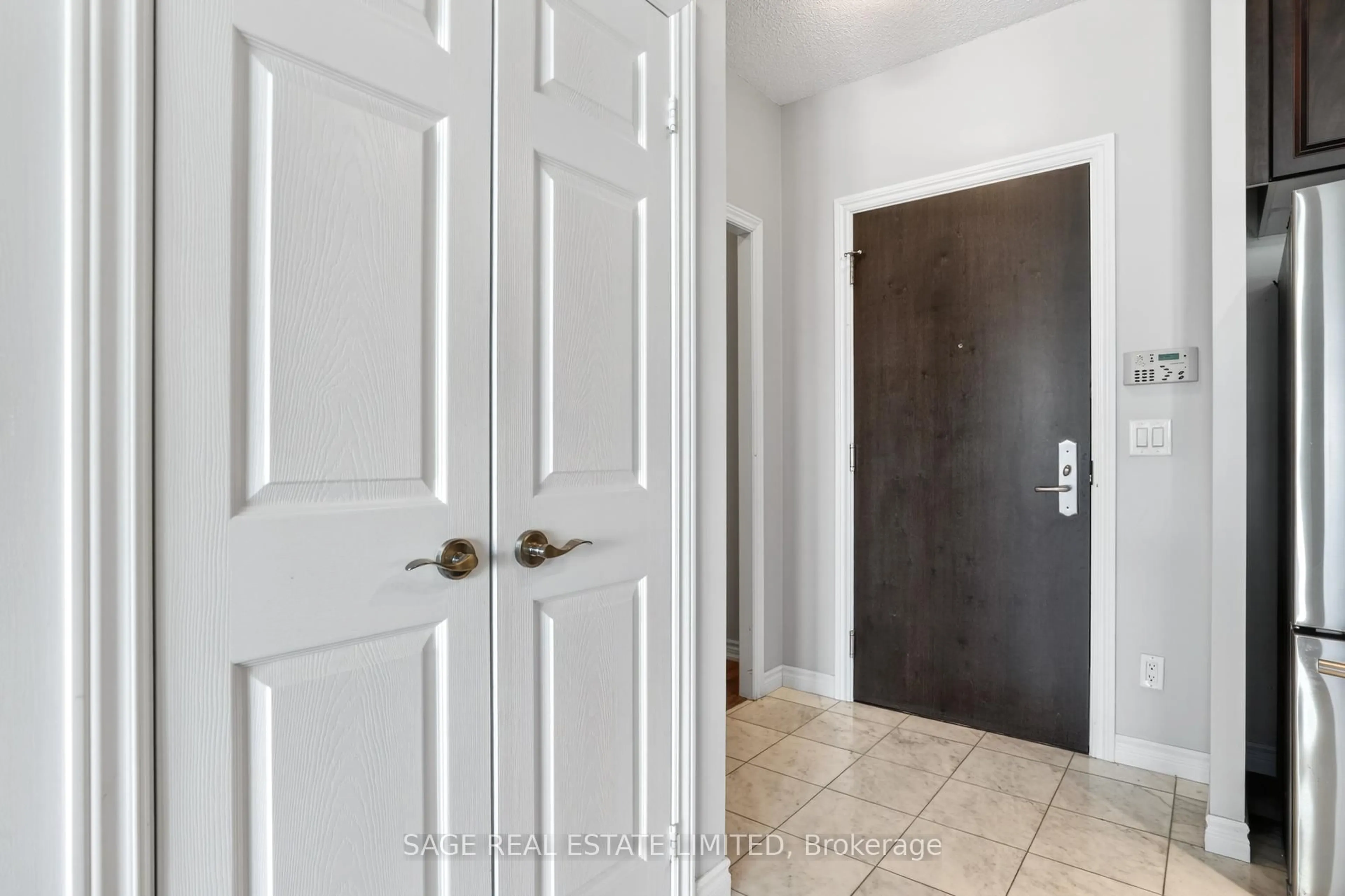 Indoor entryway for 1135 Royal York Rd #414, Toronto Ontario M9A 0C3