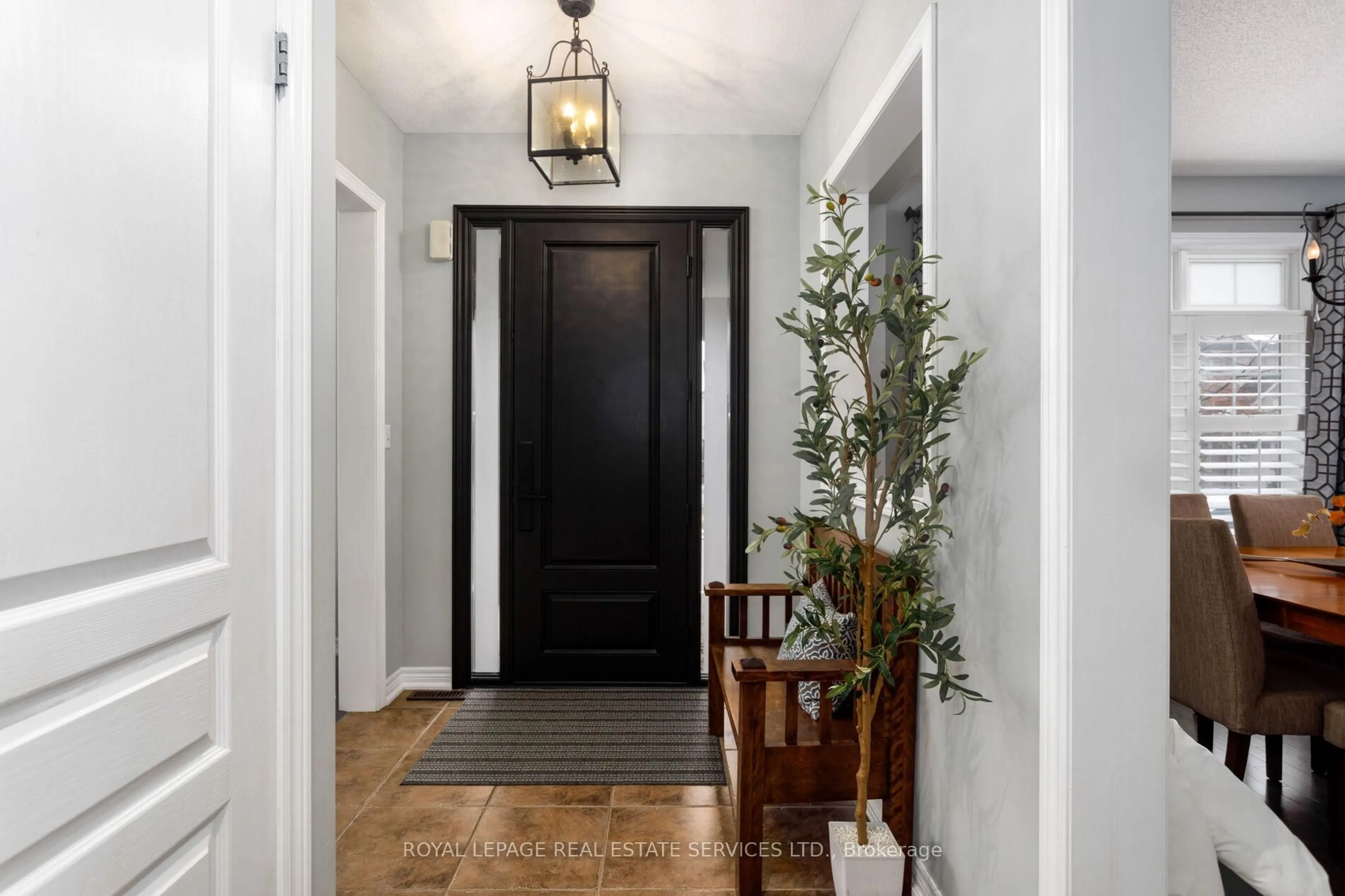 Indoor entryway for 2213 Littondale Lane, Oakville Ontario L6M 0A6