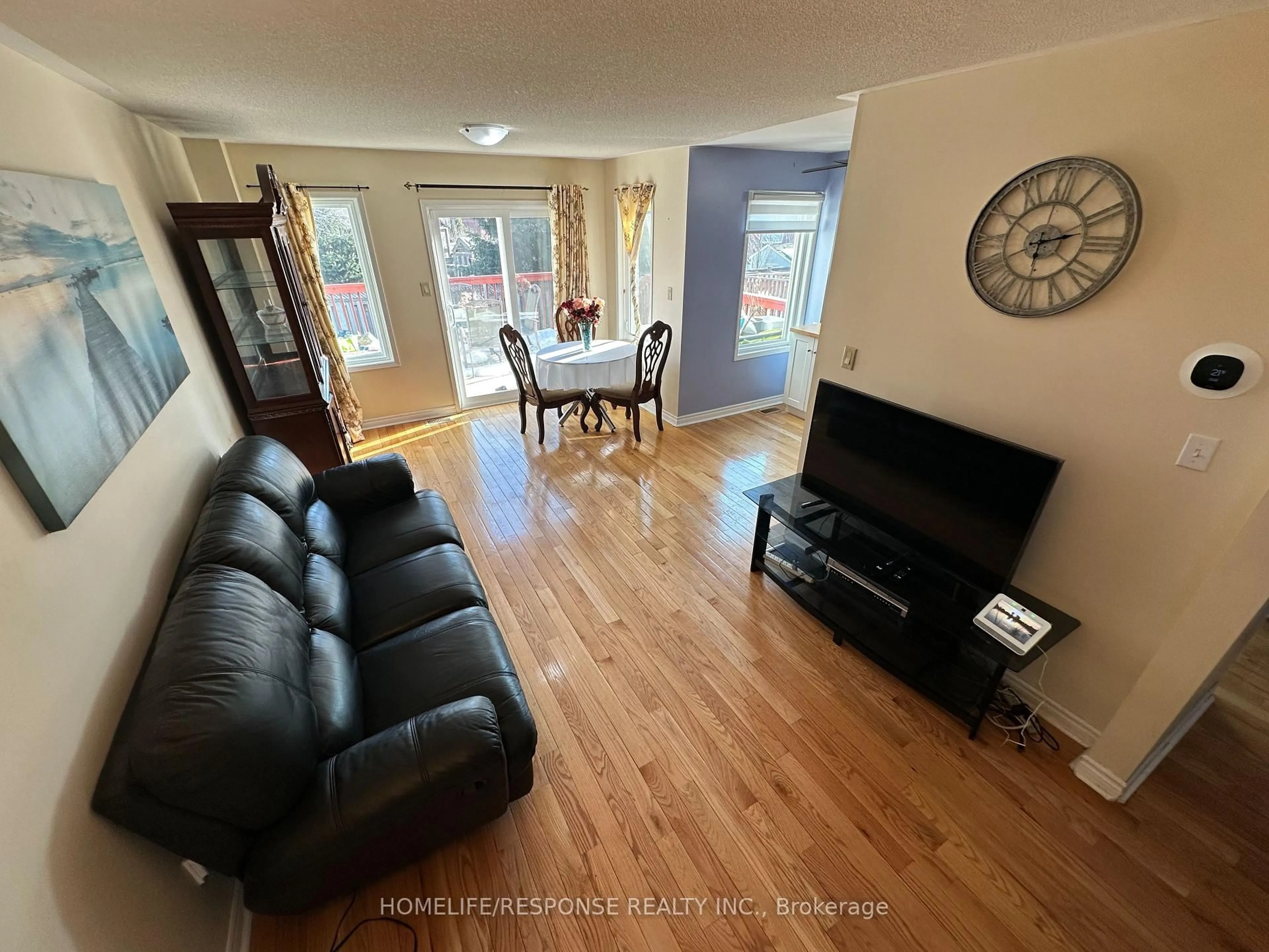 Living room with furniture, wood/laminate floor for 89 RAVENSCLIFFE Crt, Brampton Ontario L6X 4N9