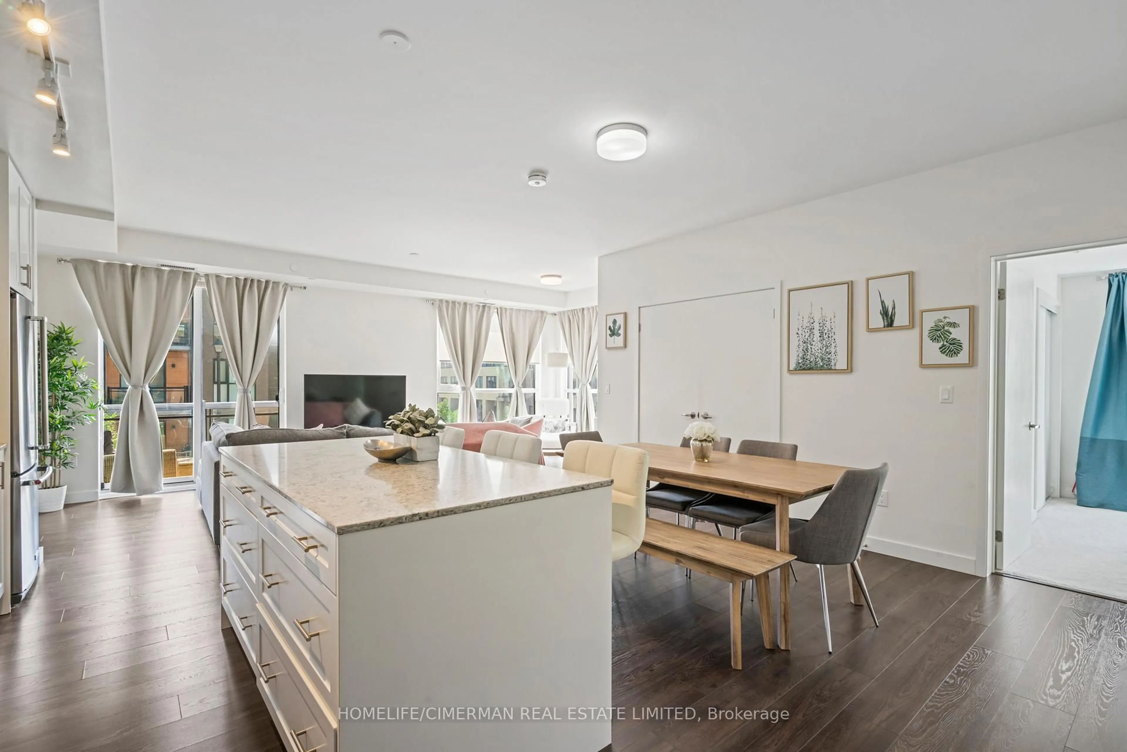 Open concept kitchen, wood/laminate floor for 210 Sabina Dr #212, Oakville Ontario L6H 0W6