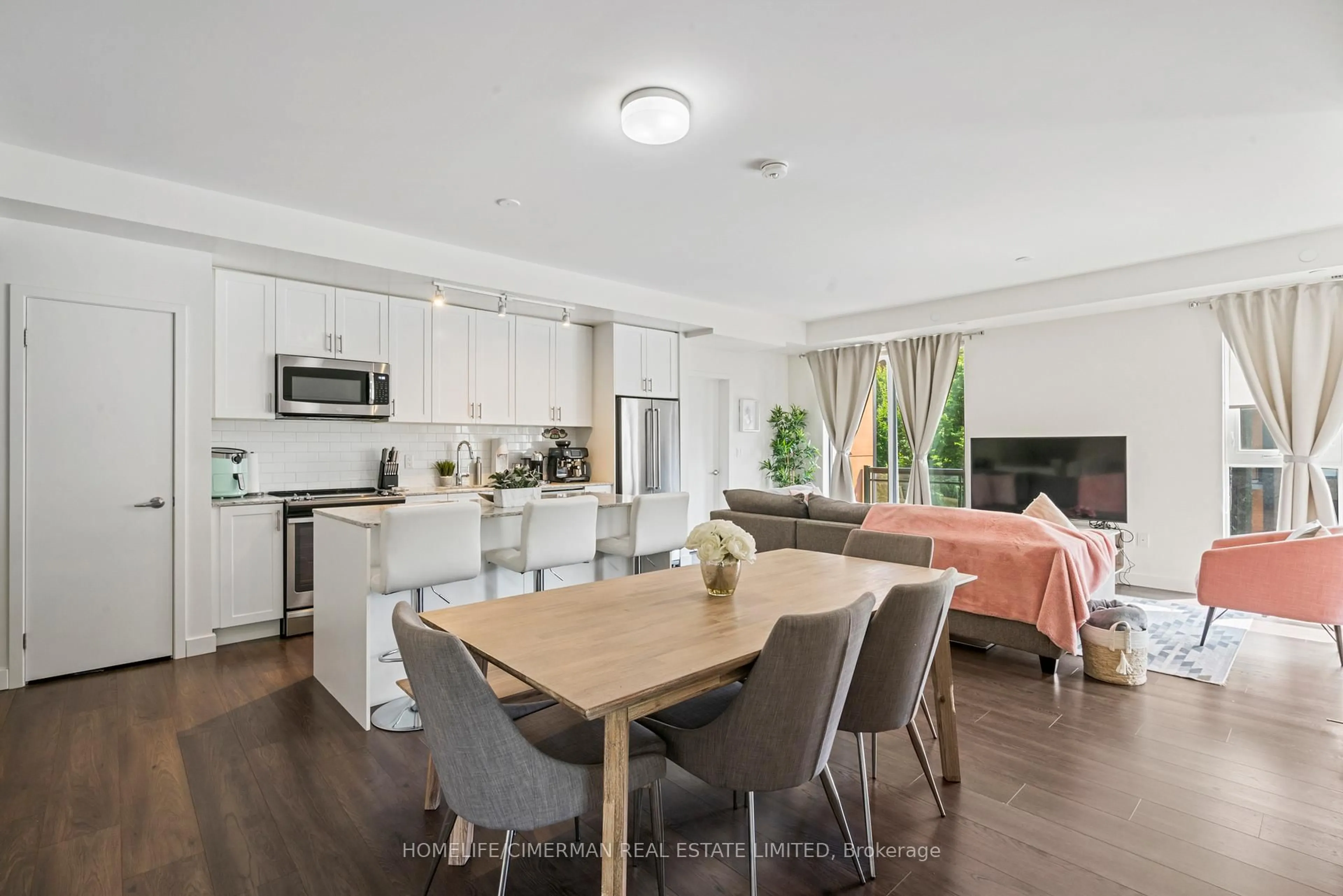 Open concept kitchen, wood/laminate floor for 210 Sabina Dr #212, Oakville Ontario L6H 0W6