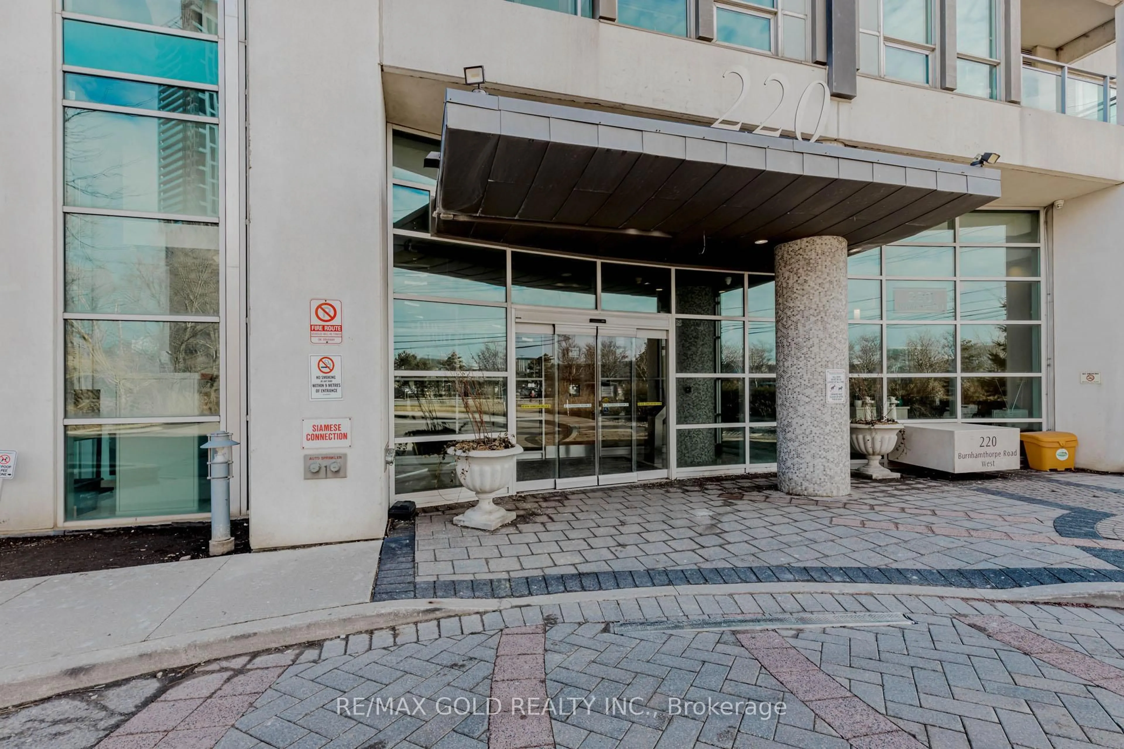 Indoor foyer for 220 Burnhamthorpe Rd #1106, Mississauga Ontario L5B 4N4