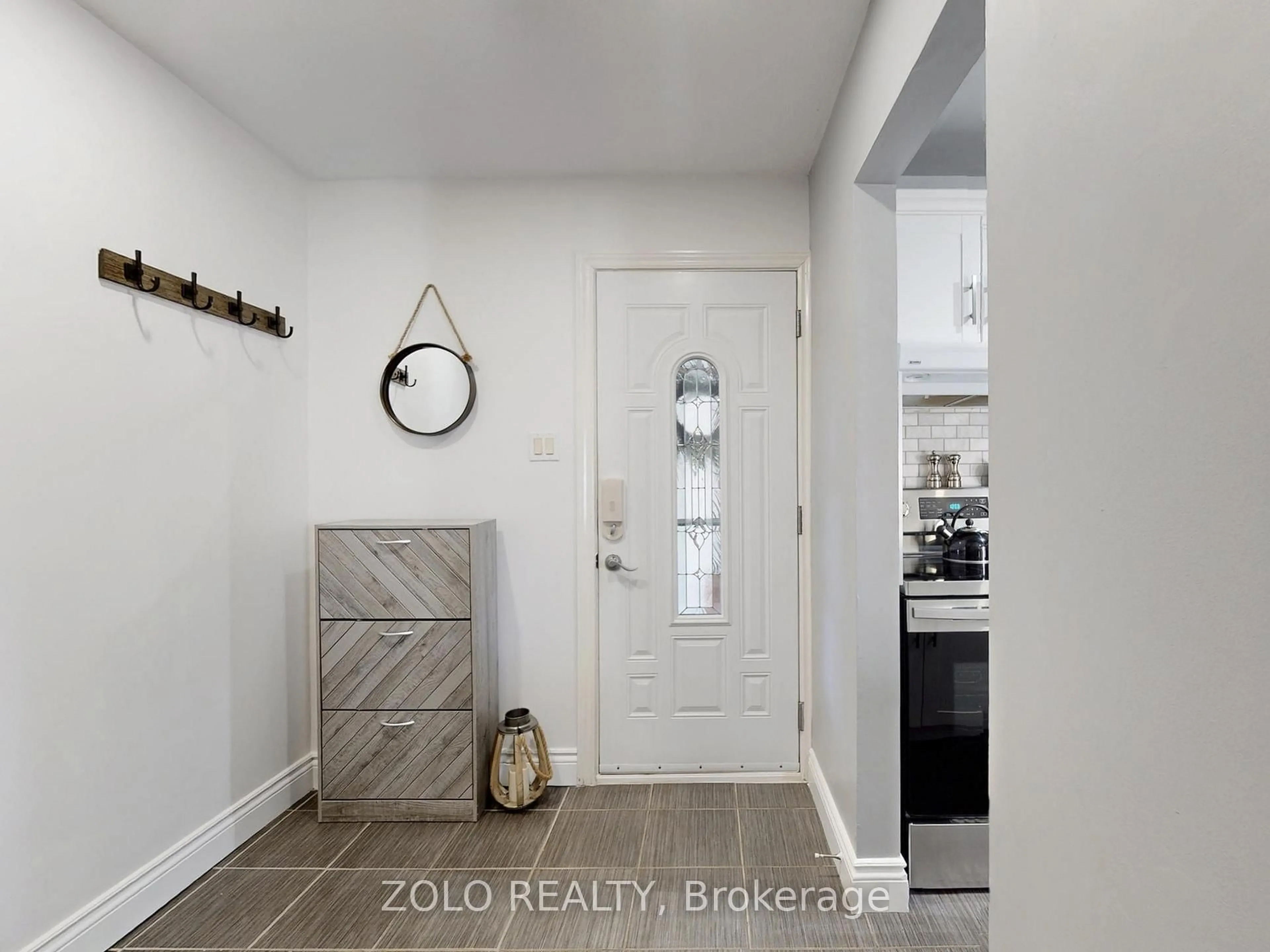 Indoor entryway for 30 Greenbush Crt, Brampton Ontario L6S 2K2