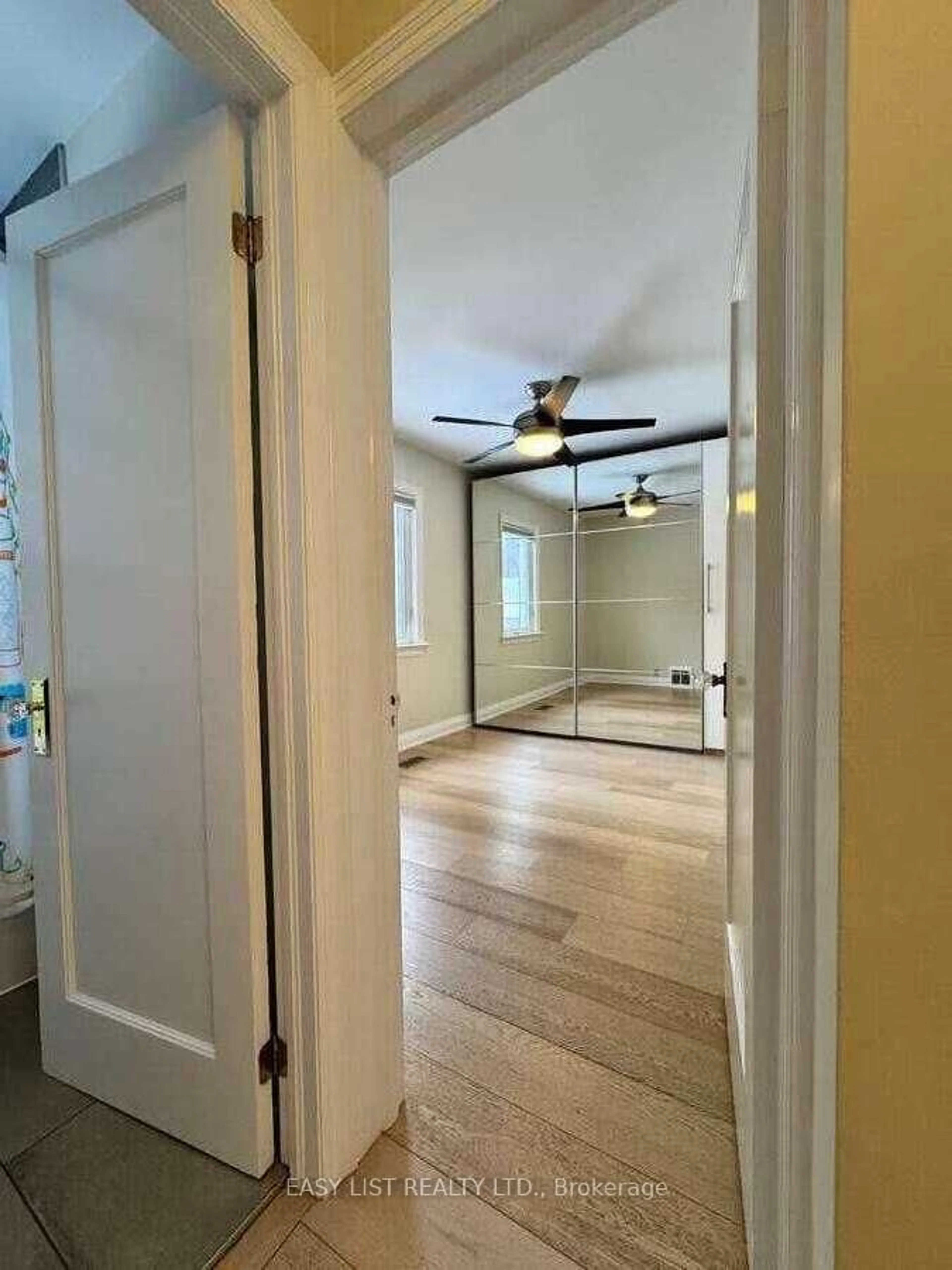 Indoor entryway for 28 Inverleigh Dr, Toronto Ontario M8Y 3E3