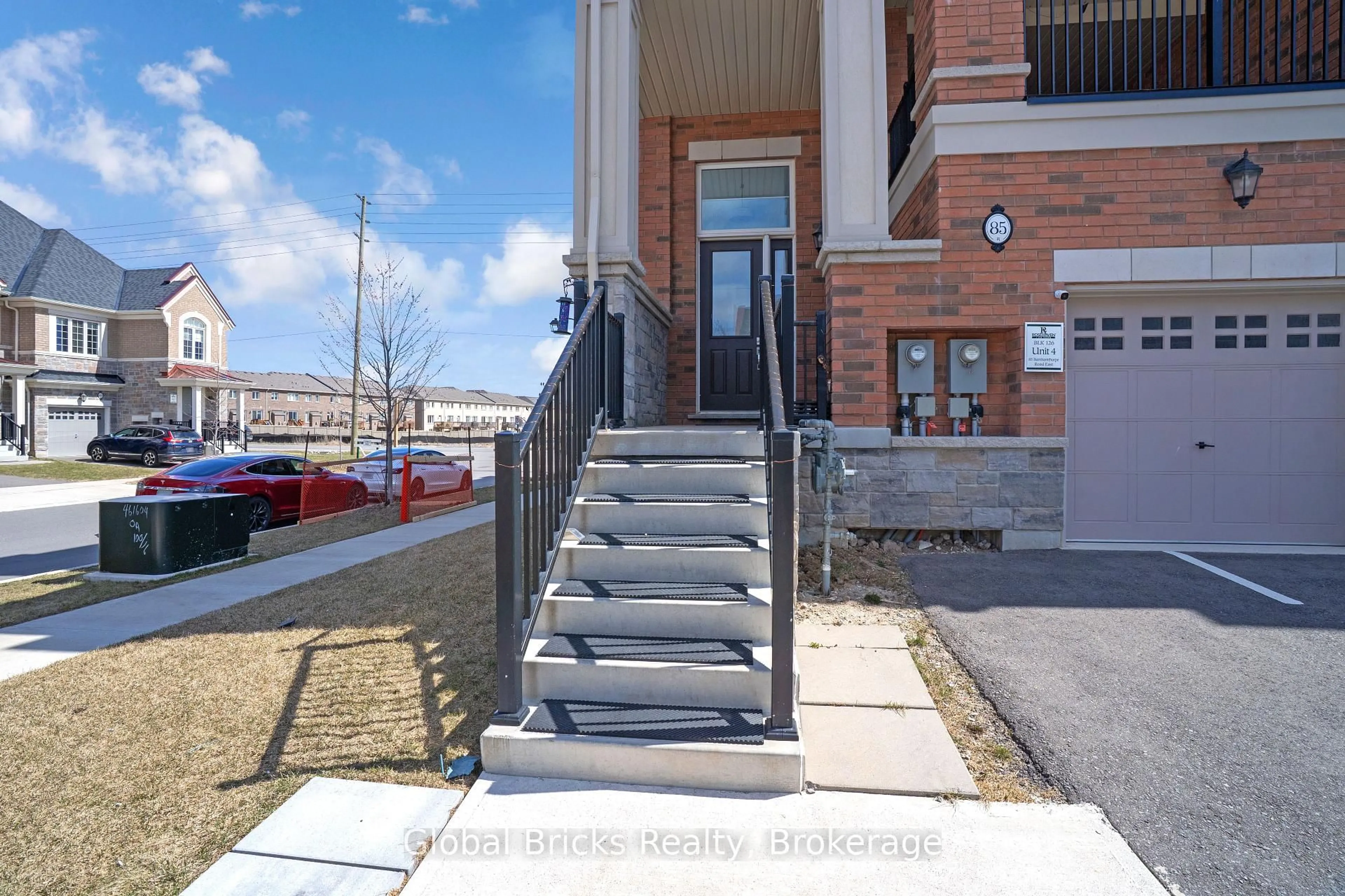 Stairs for 85 Burnhamthorpe Rd, Oakville Ontario L6H 3R2
