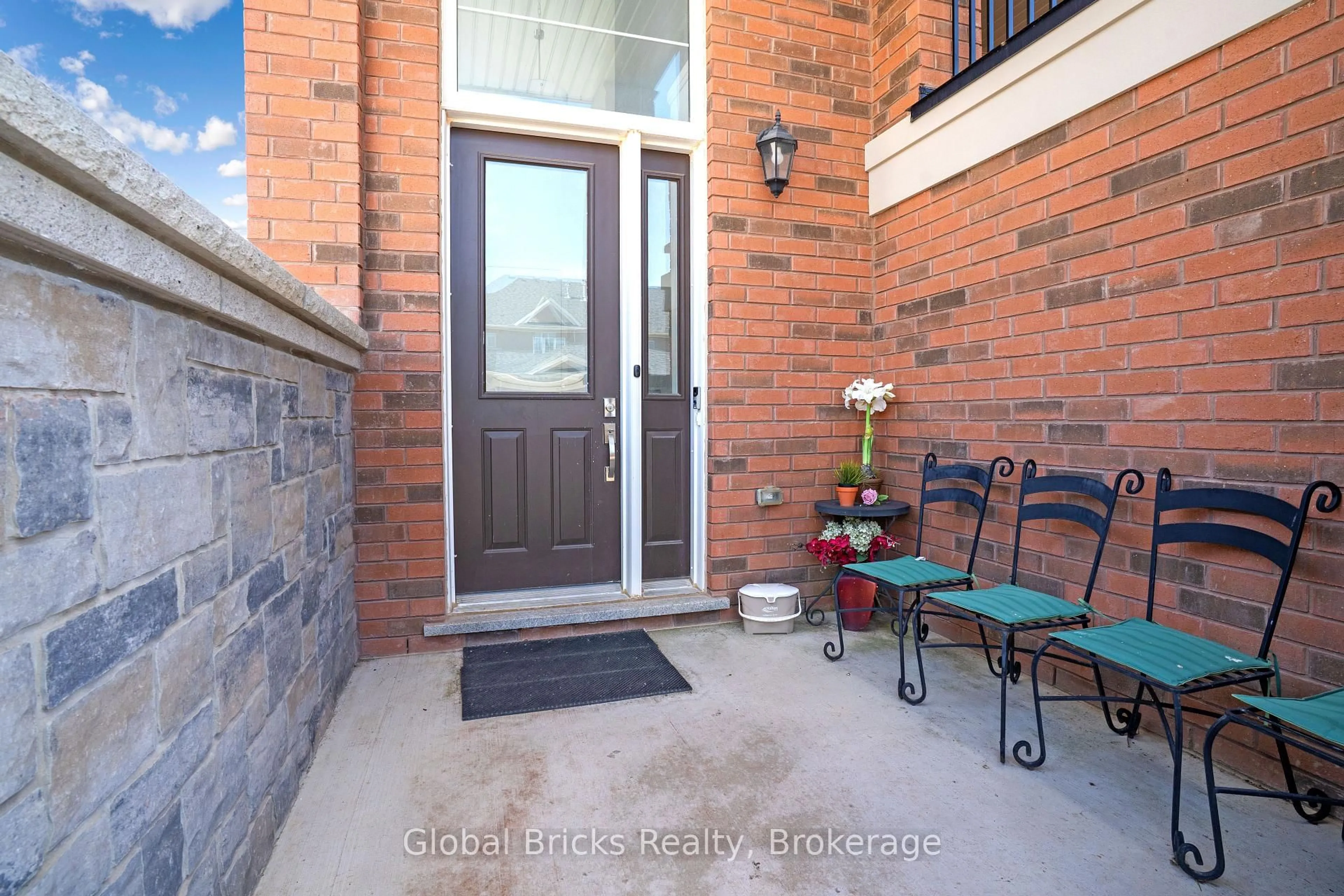 Indoor entryway for 85 Burnhamthorpe Rd, Oakville Ontario L6H 3R2