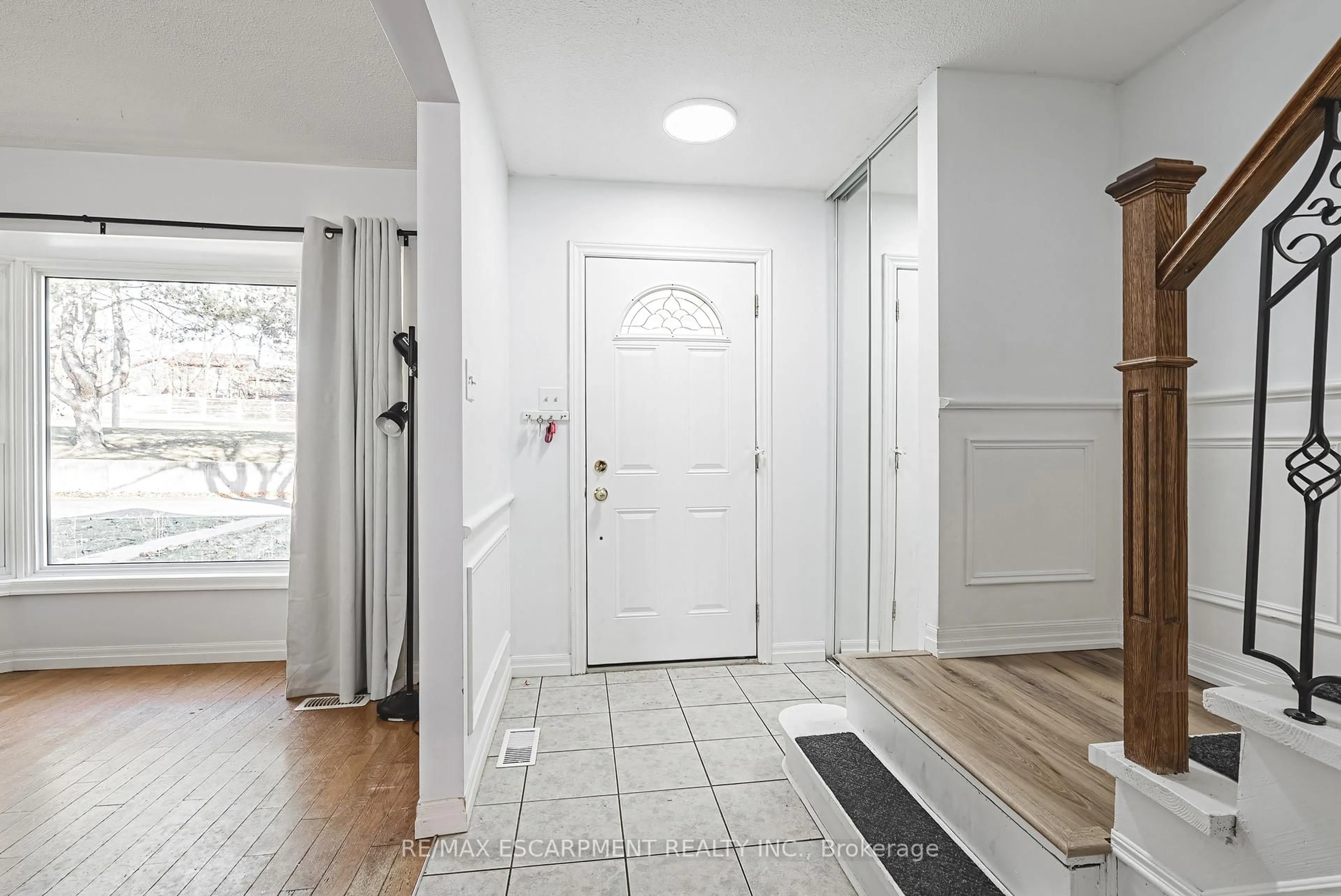 Indoor entryway for 2220 UPPER MIDDLE Rd #4, Burlington Ontario L7P 3P4
