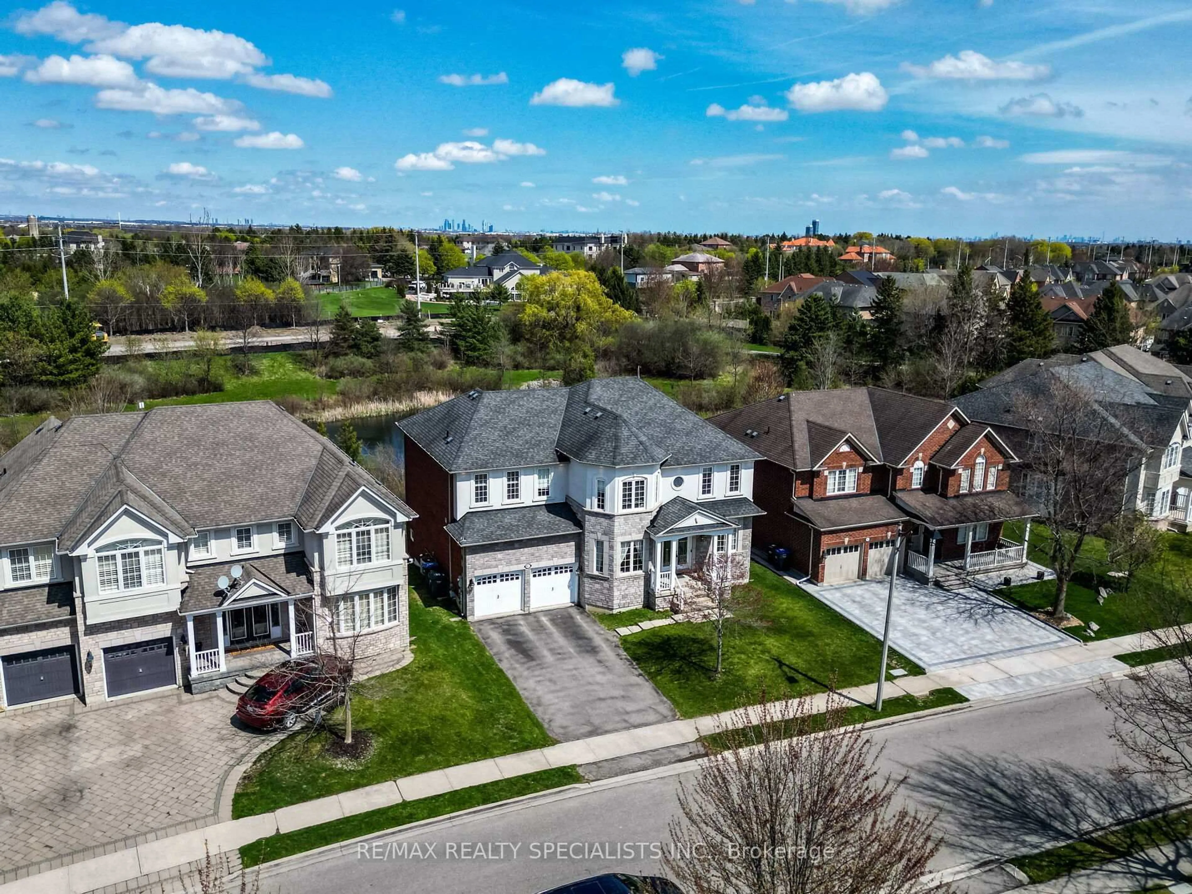 A pic from outside/outdoor area/front of a property/back of a property/a pic from drone, street for 85 Bloomsbury Ave, Brampton Ontario L6P 1S6