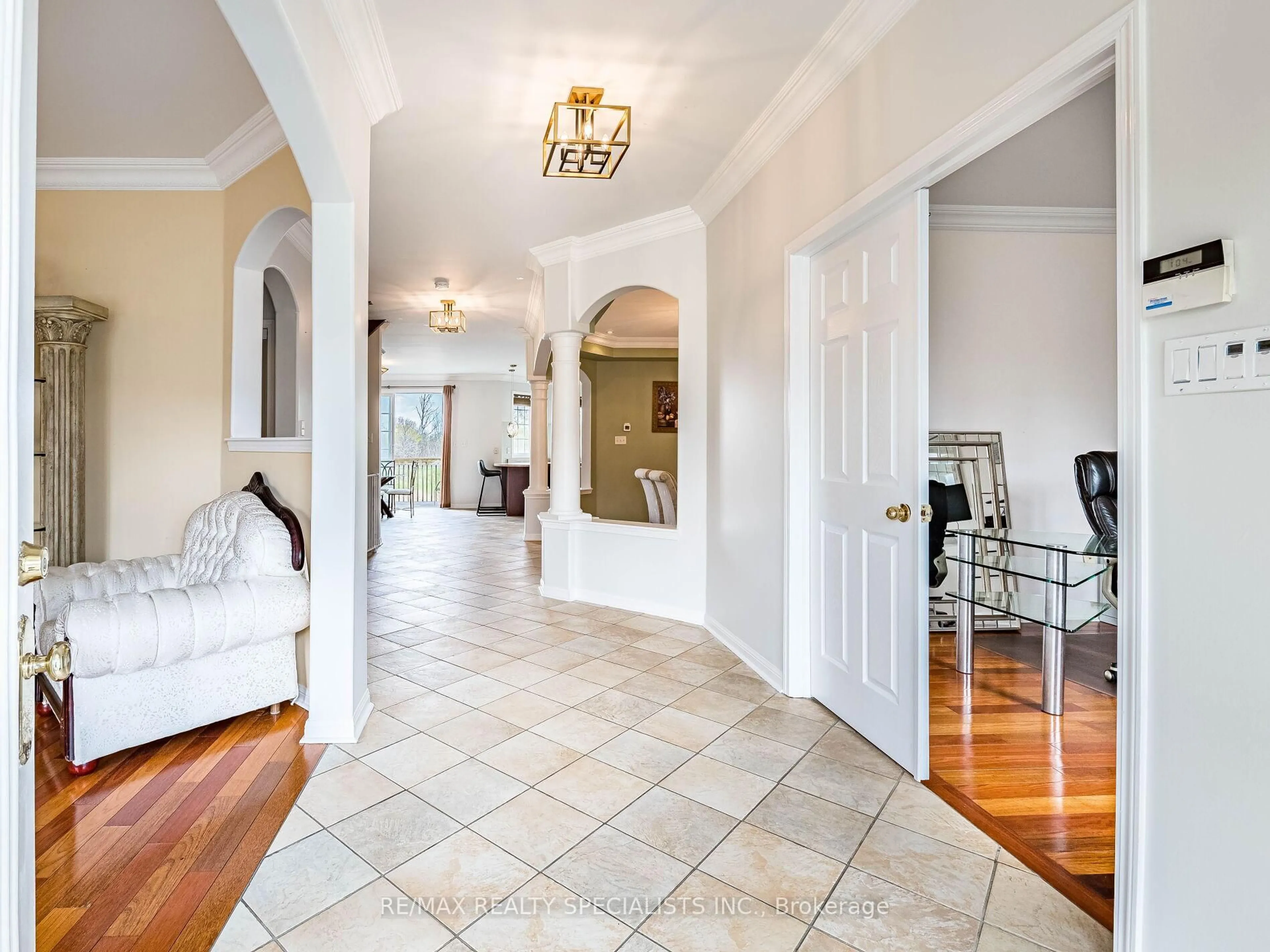 Indoor entryway for 85 Bloomsbury Ave, Brampton Ontario L6P 1S6